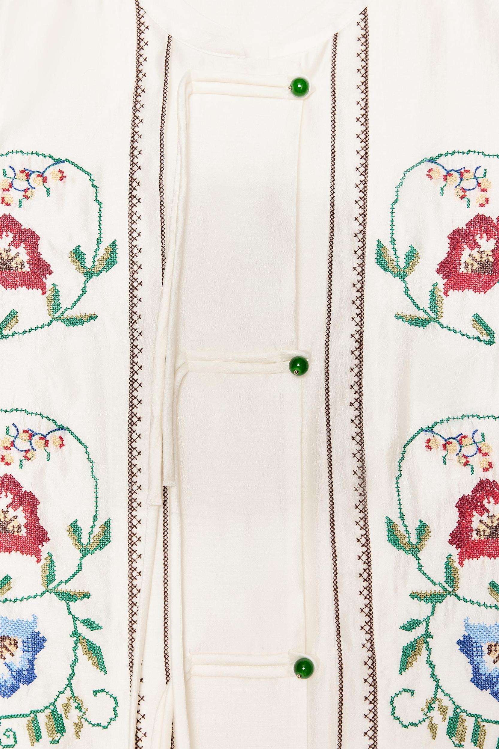 EMBROIDERED FLOWER TOP Product Image