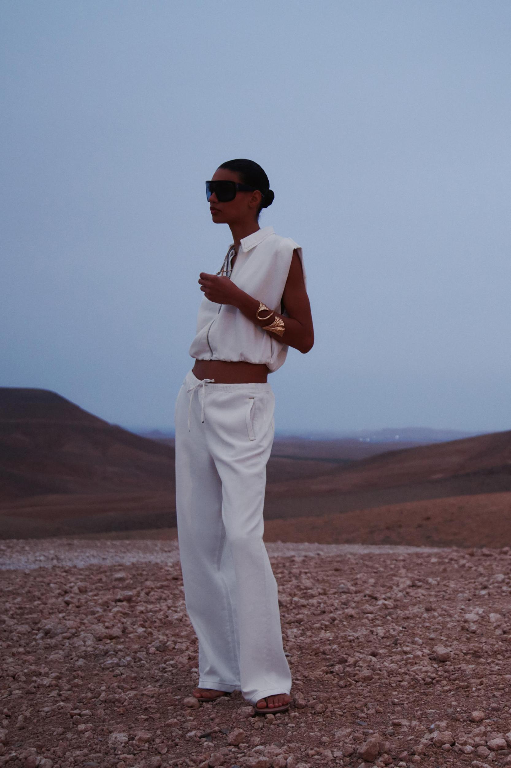 TOPSTITCHING ELASTIC HEM VEST Product Image