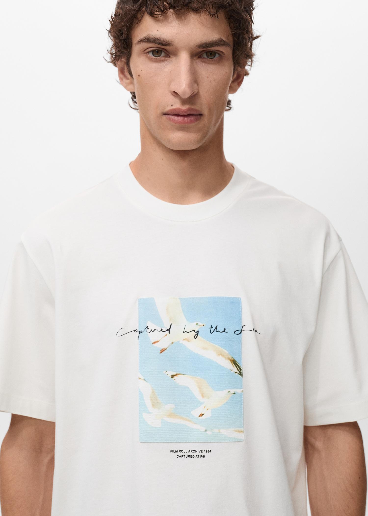 T-shirt with printed patch - Men | MANGO USA Product Image