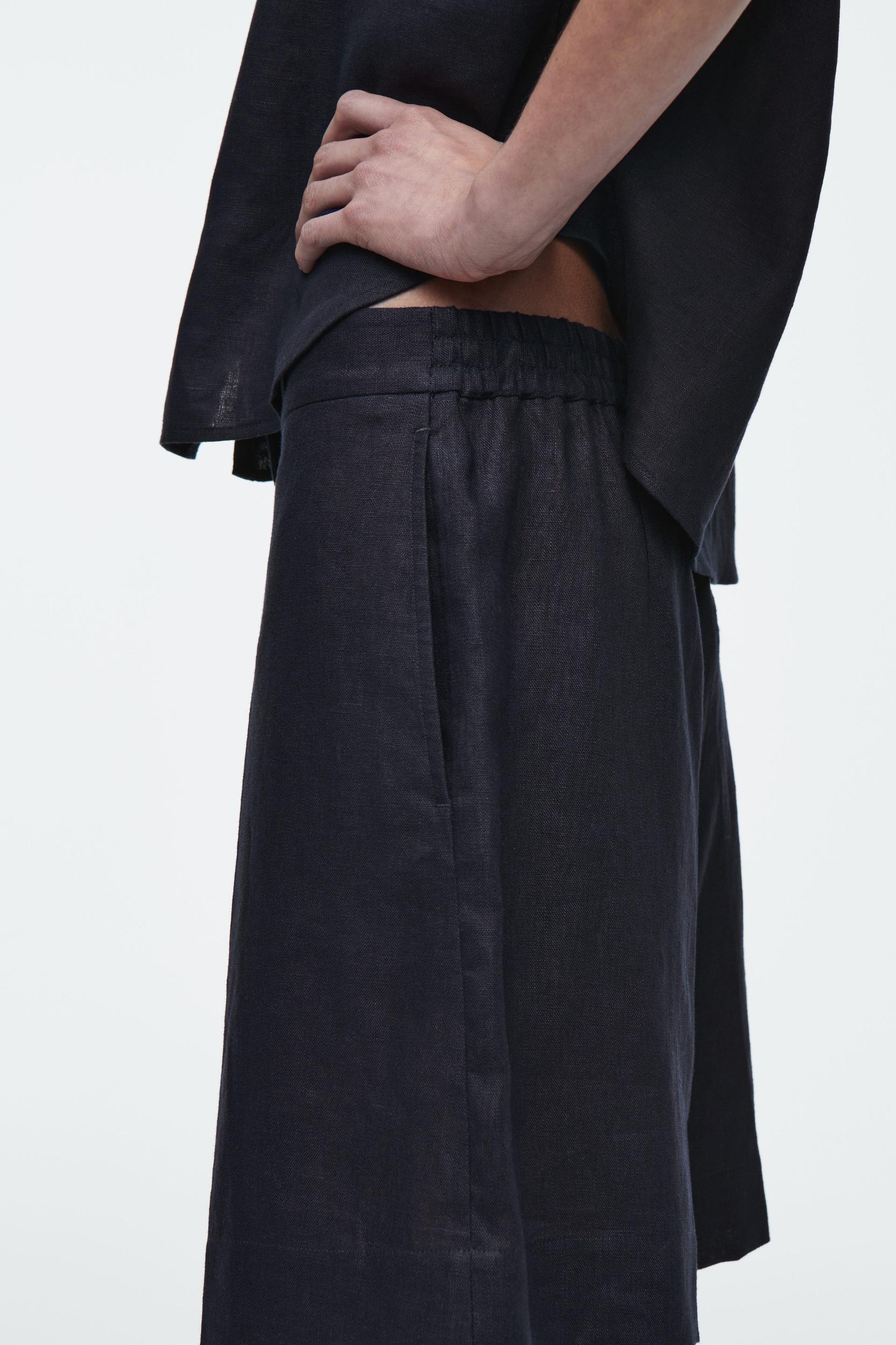 TAILORED ELASTICATED LINEN SHORTS Product Image
