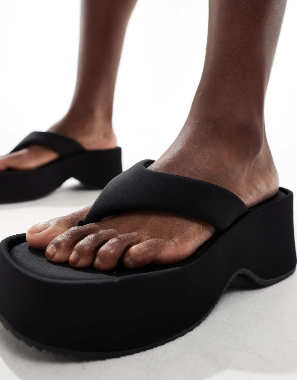 Stradivarius flatform thong sandals in black Product Image