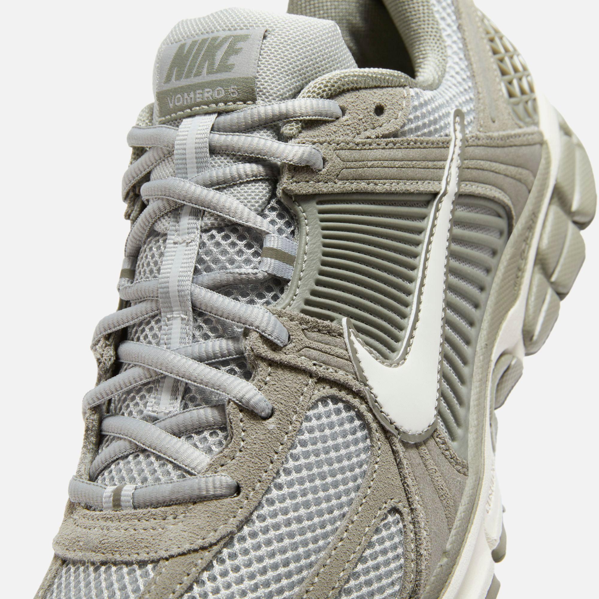 Nike Men's Zoom Vomero 5 Shoes Product Image