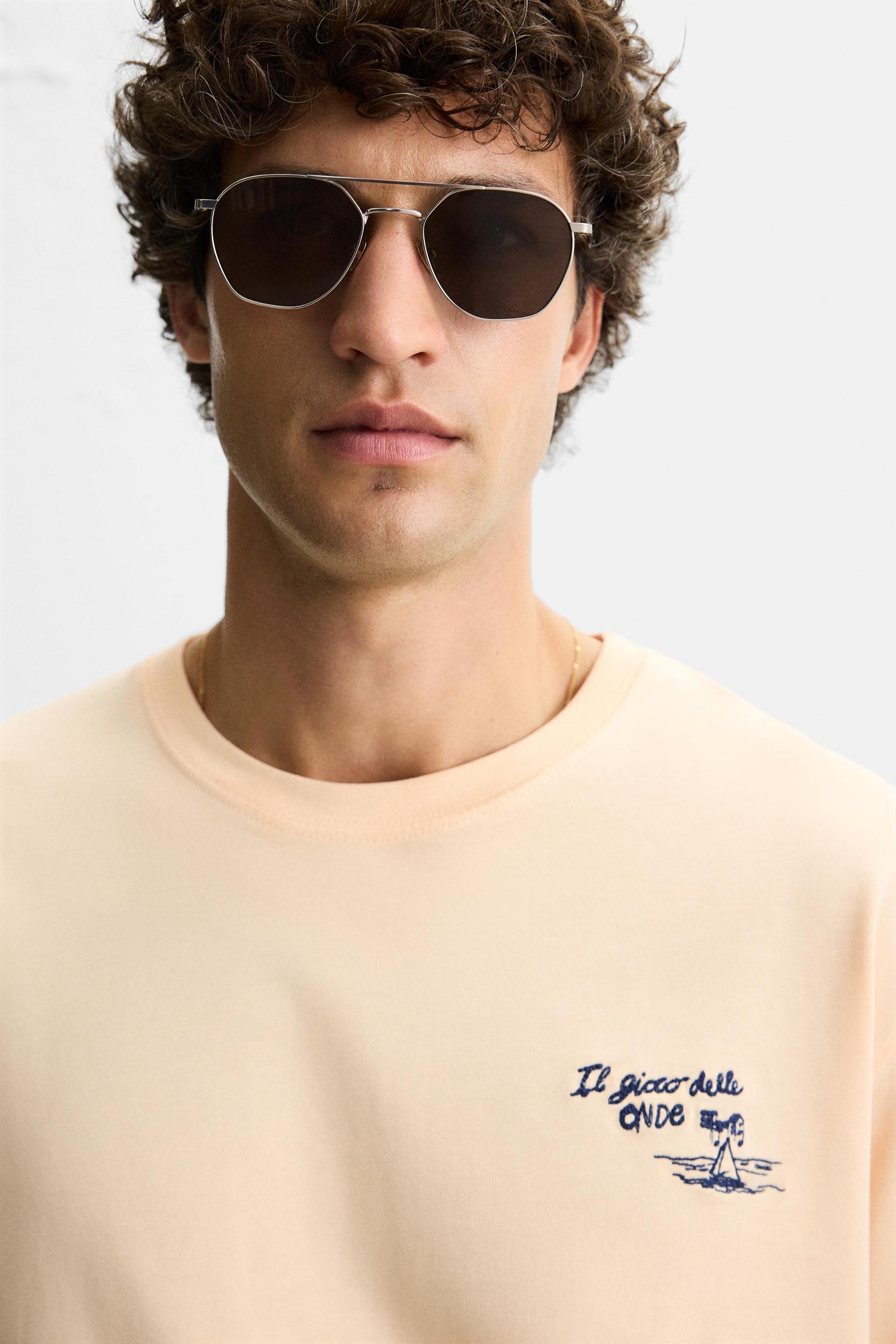 CONTRAST PRINT T-SHIRT Product Image