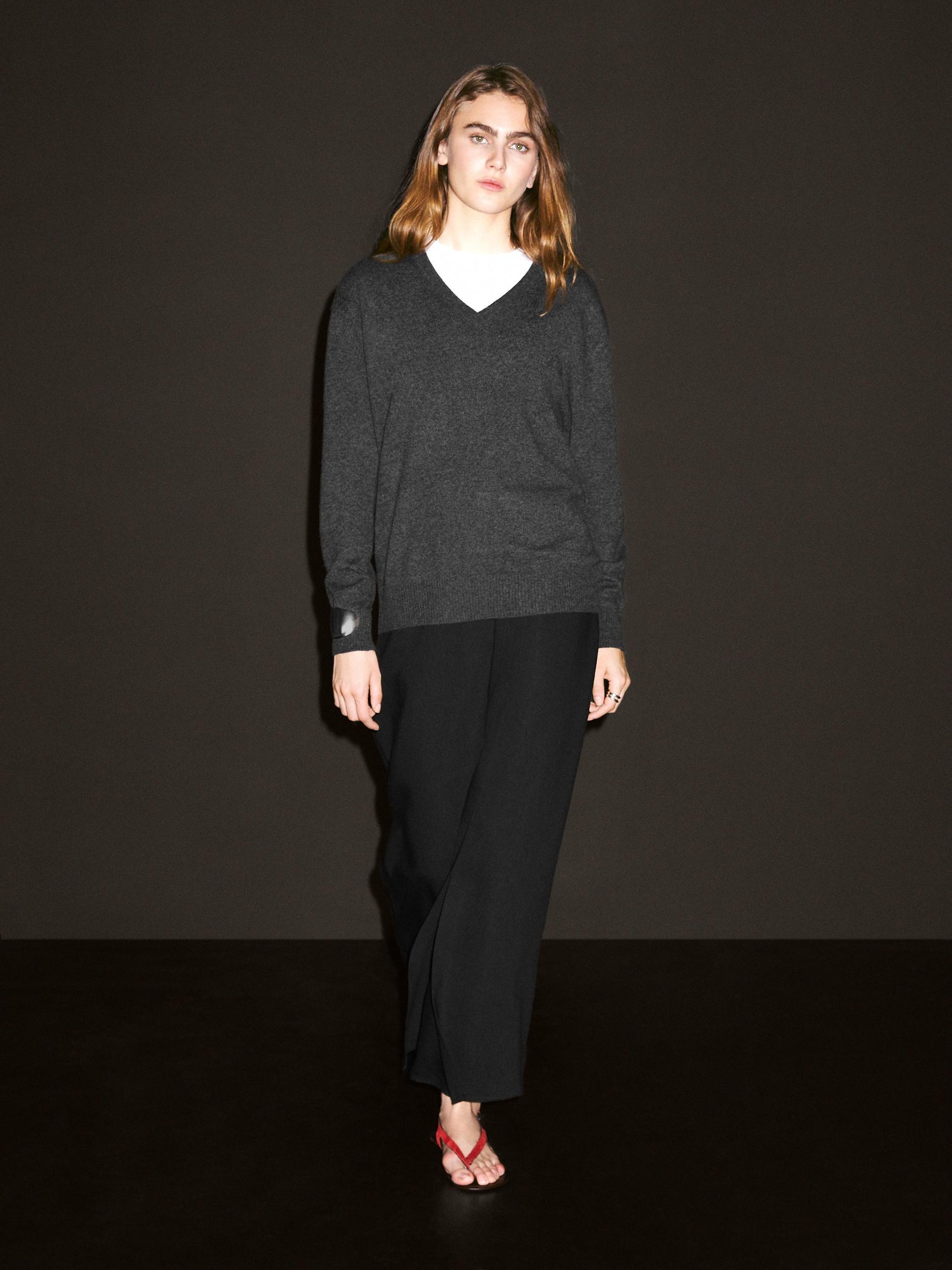 Knit 100% cashmere V-neck sweater Product Image