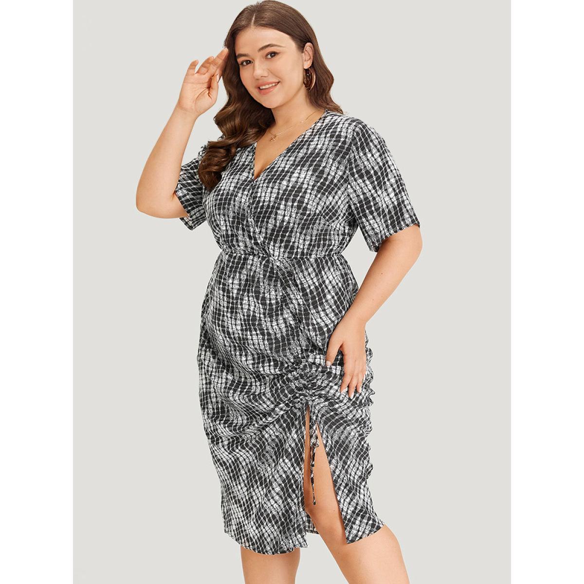 Plus Size Geometric Split Hem Wrap Gathered Drawstring Dress Black Women Elegant Gathered V-neck Short sleeve Curvy Midi Dress BloomChic 22-24/3X Product Image