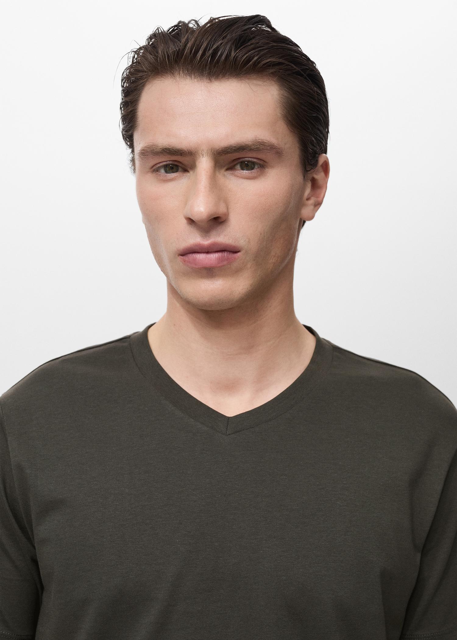 V-neck T-shirt - Men | MANGO USA Product Image
