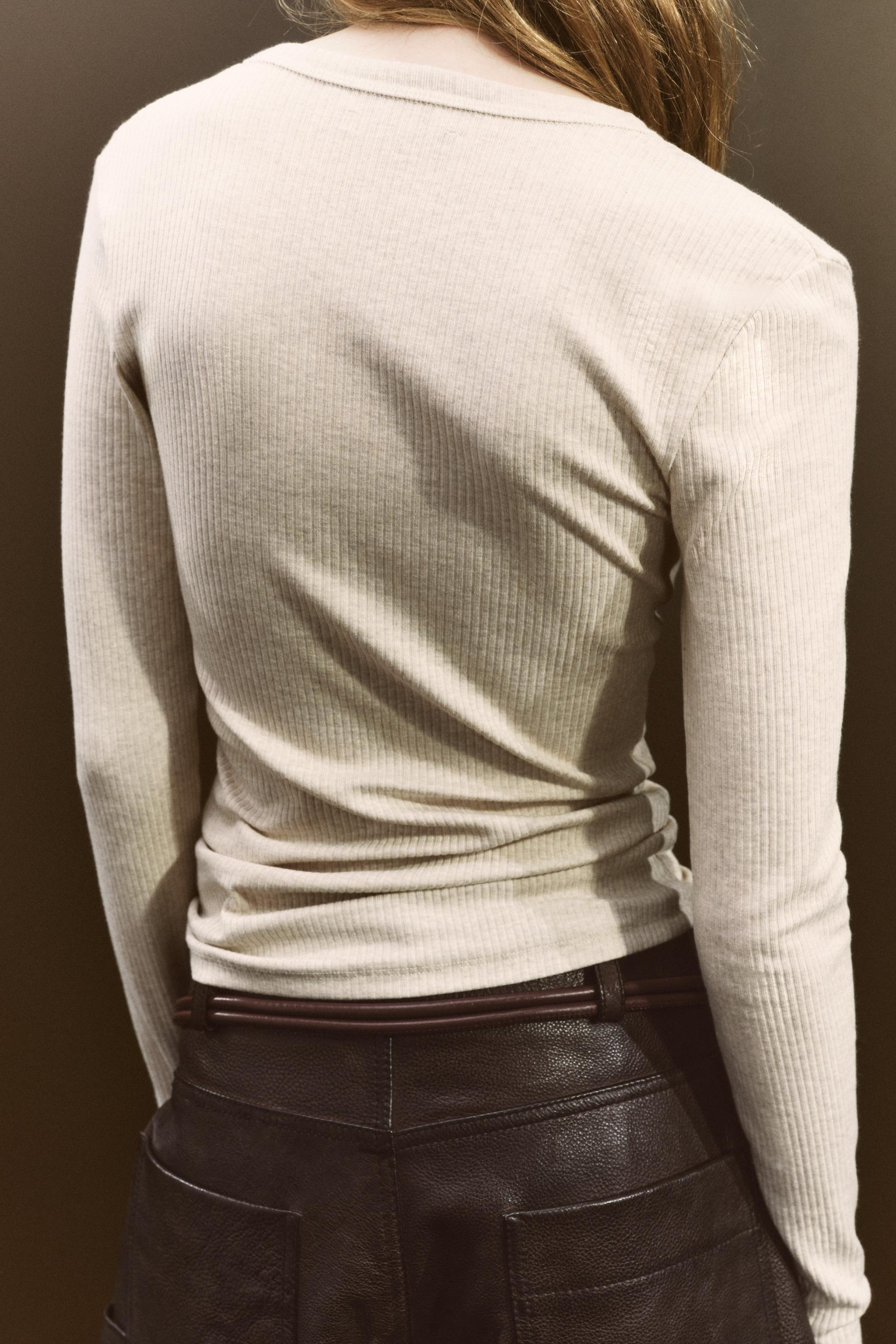 BUTTONED RIBBED TOP Product Image