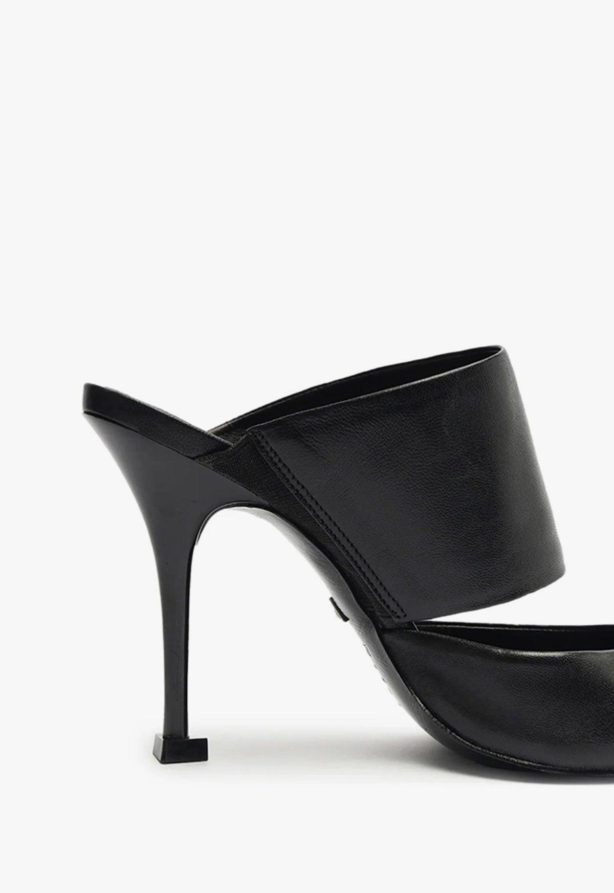 Quereda Leather Pump Female Product Image