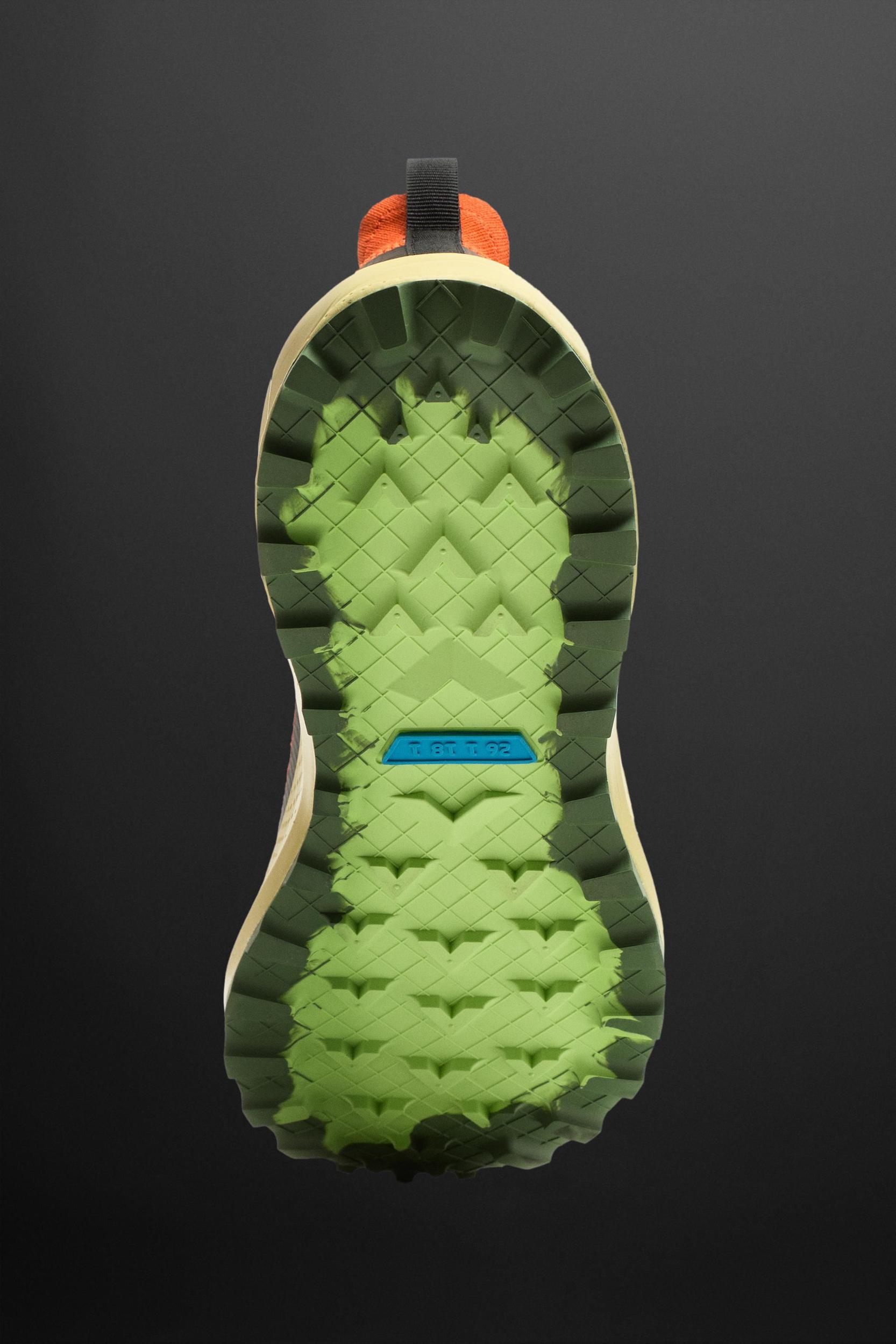 RUNNING SHOE Product Image