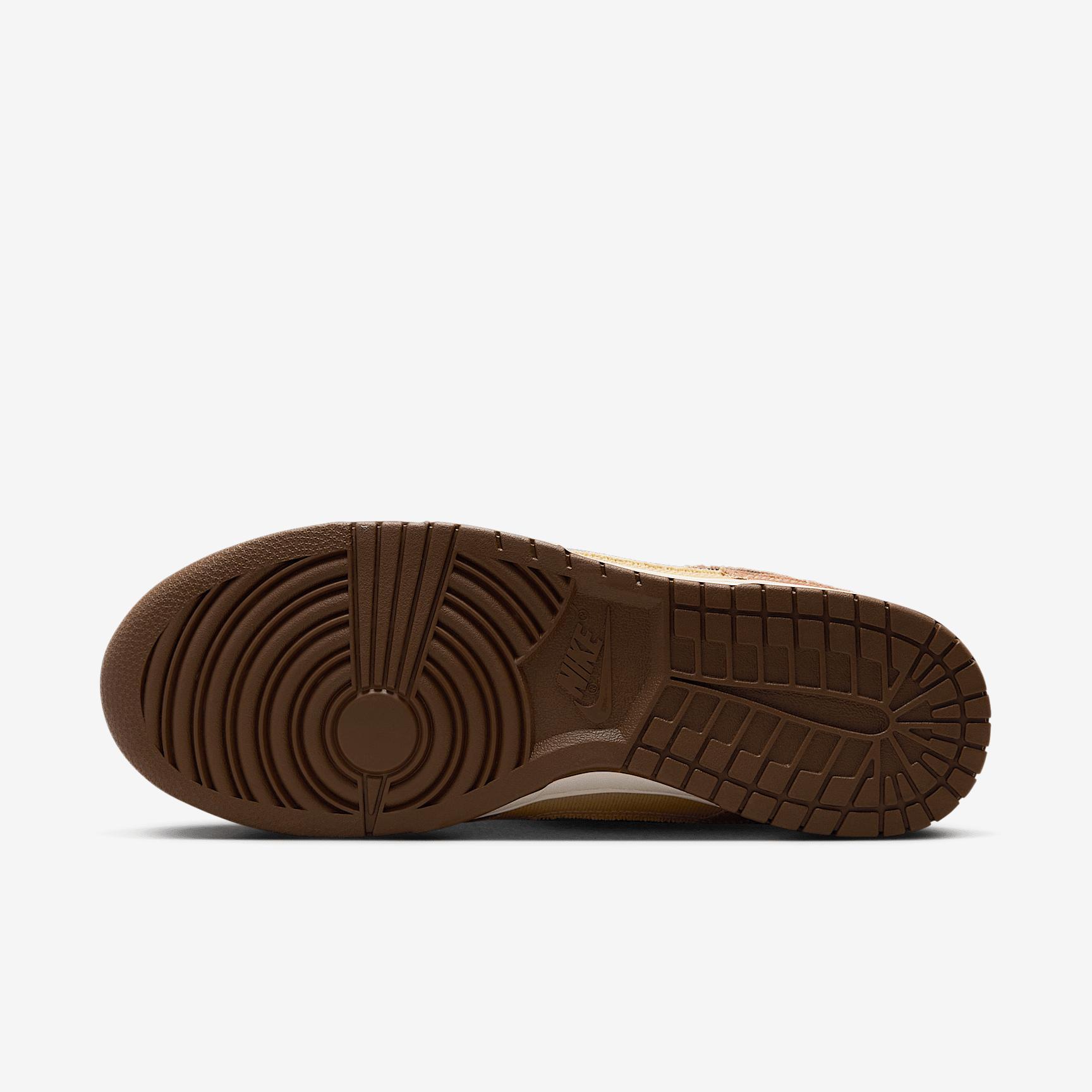 Nike Men's Dunk Low Retro SE Shoes Product Image