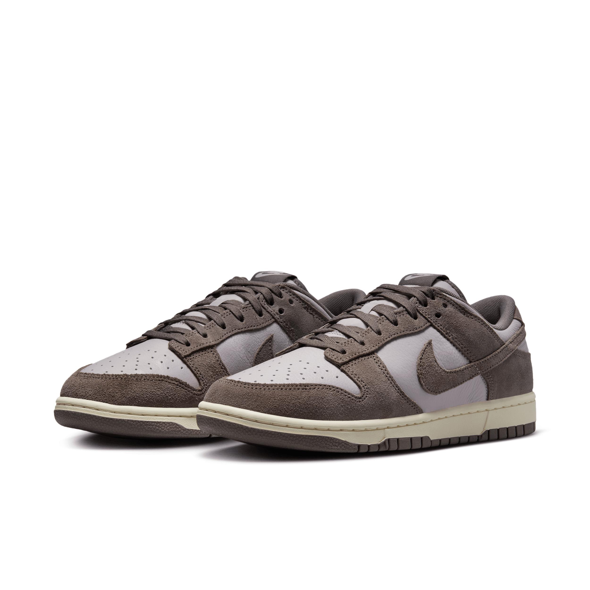 Nike Men's Dunk Low Retro SE Leather/Suede Shoes Product Image