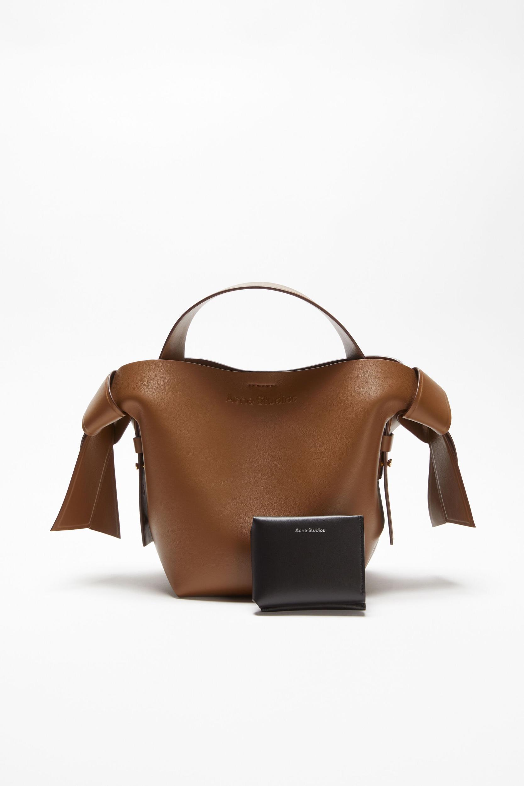 Leather trifold wallet Product Image