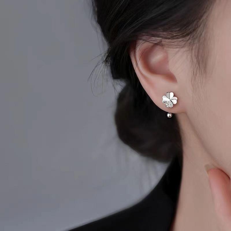 925 Sterling Silver Rhinestone Clover Barbell Earring Product Image