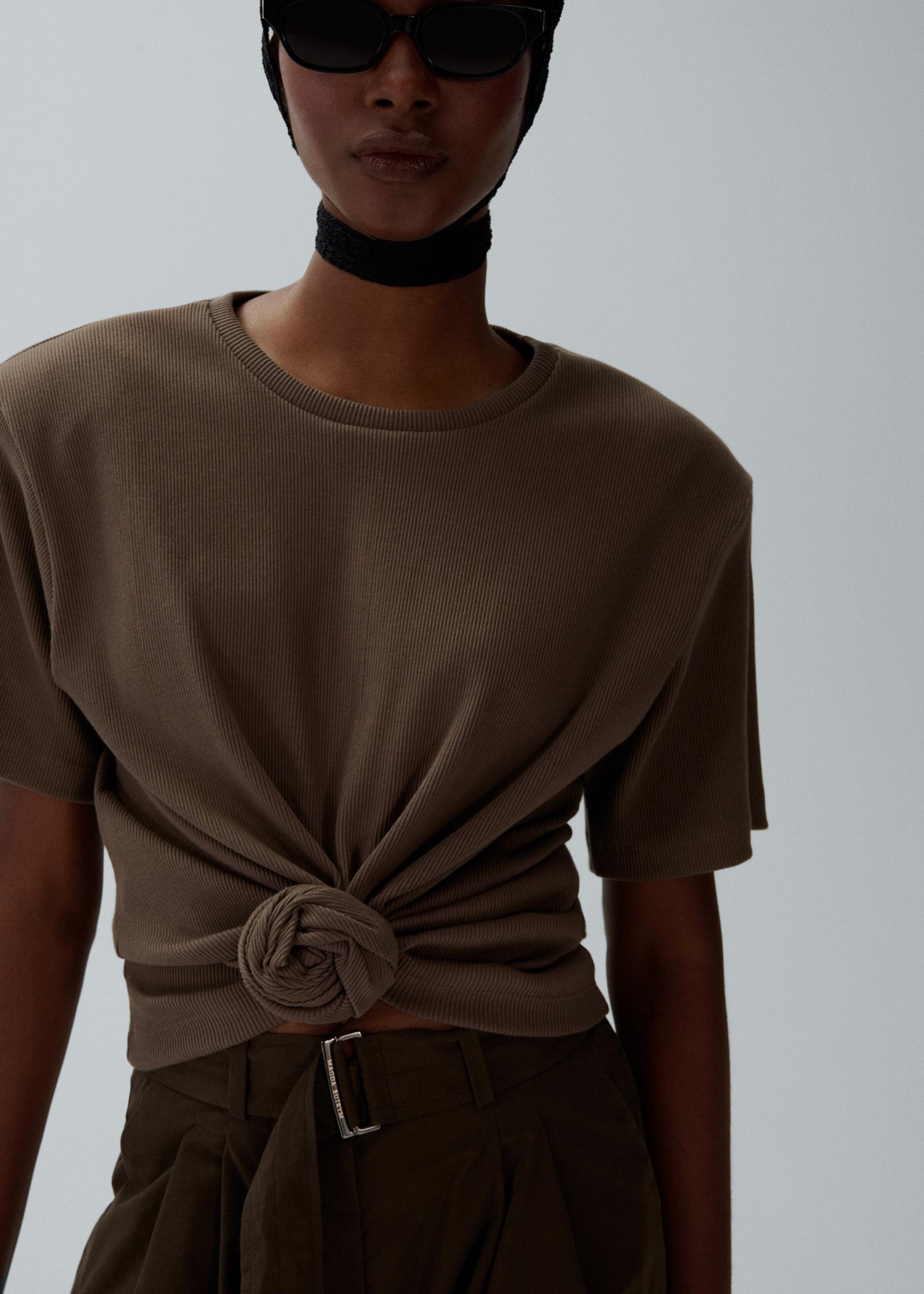 Knotted ribbed t-shirt in beige Product Image