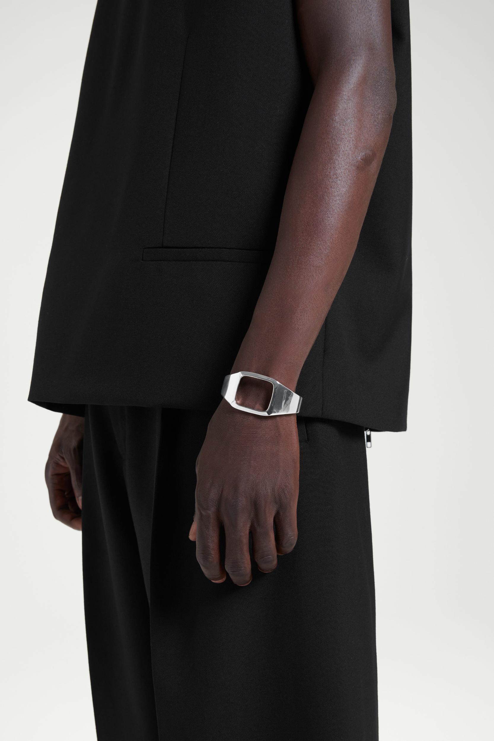 THE SCULPTED CUFF Product Image