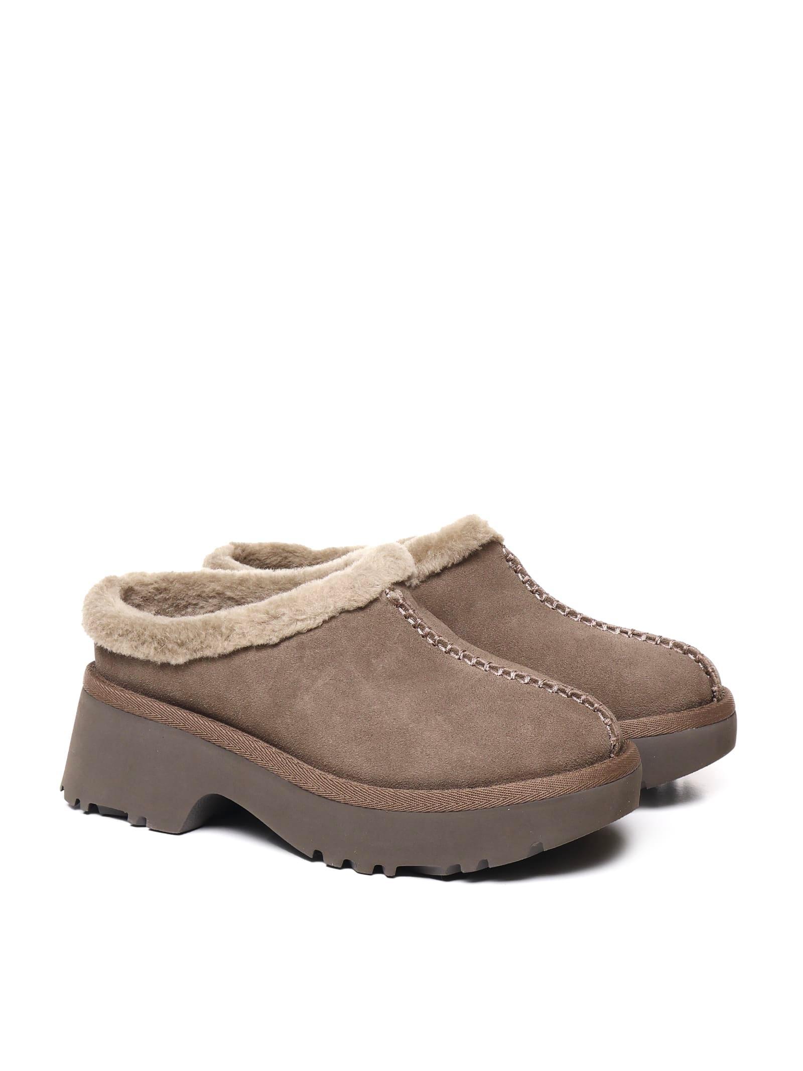 UGG Cozy Clogs In Sheepskin In Marrón Oscuro Product Image