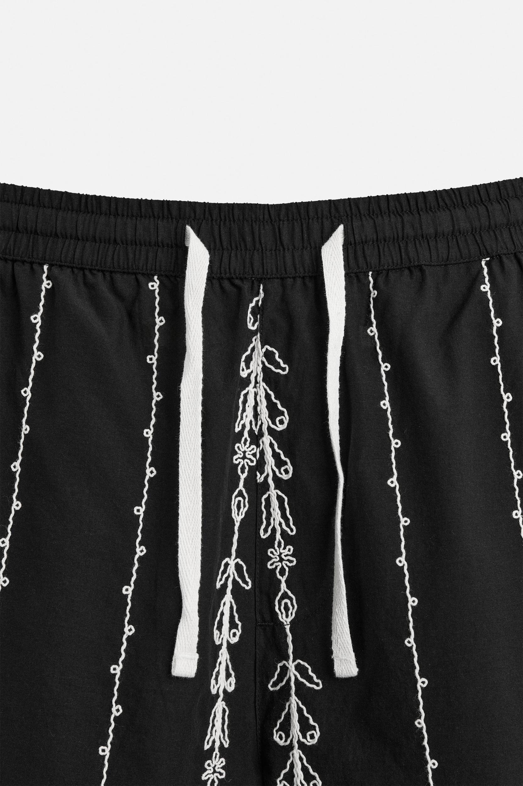 CONTRAST EMBROIDERY SHORTS Product Image