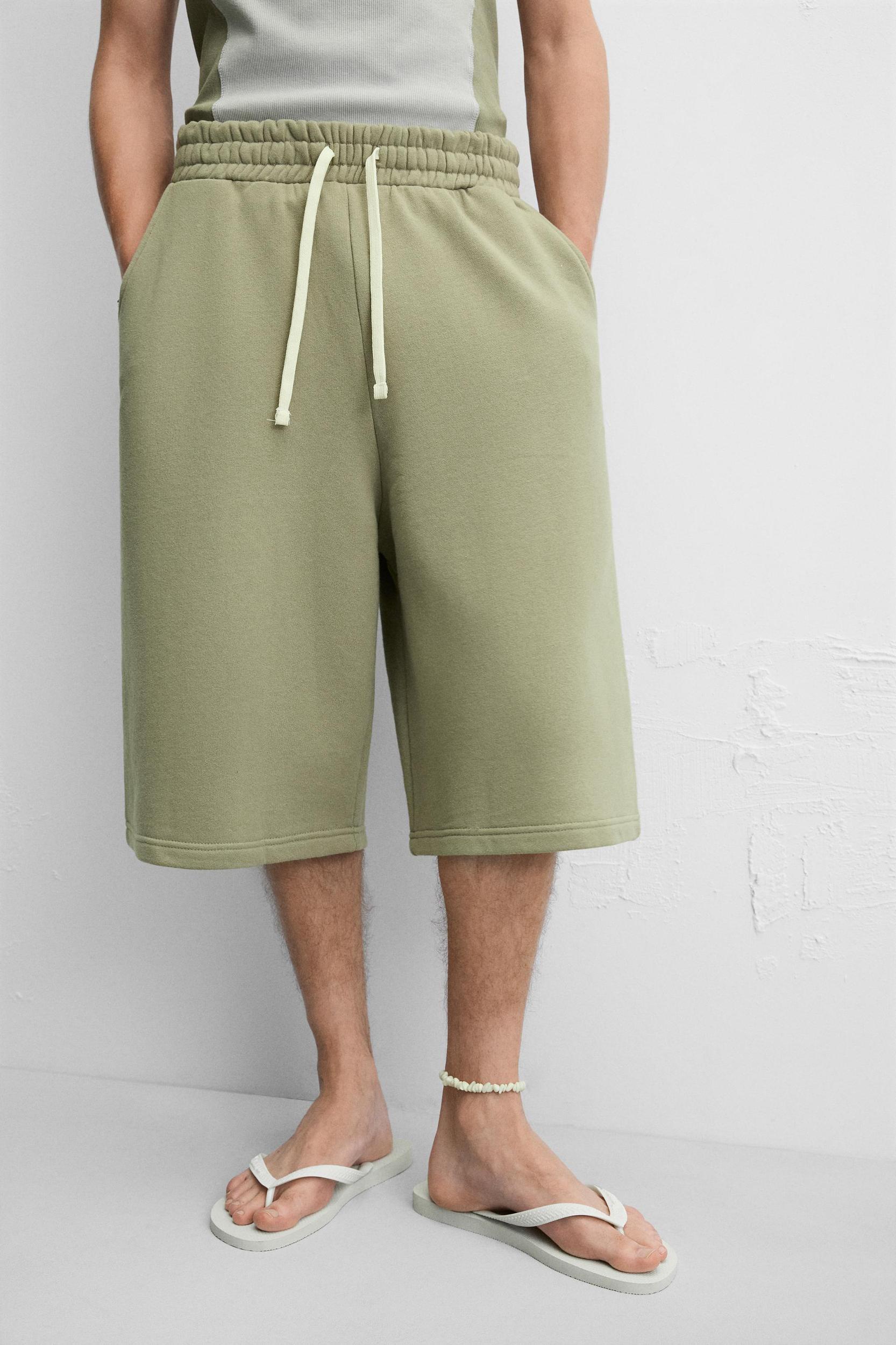 OVERSIZED FIT JOGGER SHORTS Product Image
