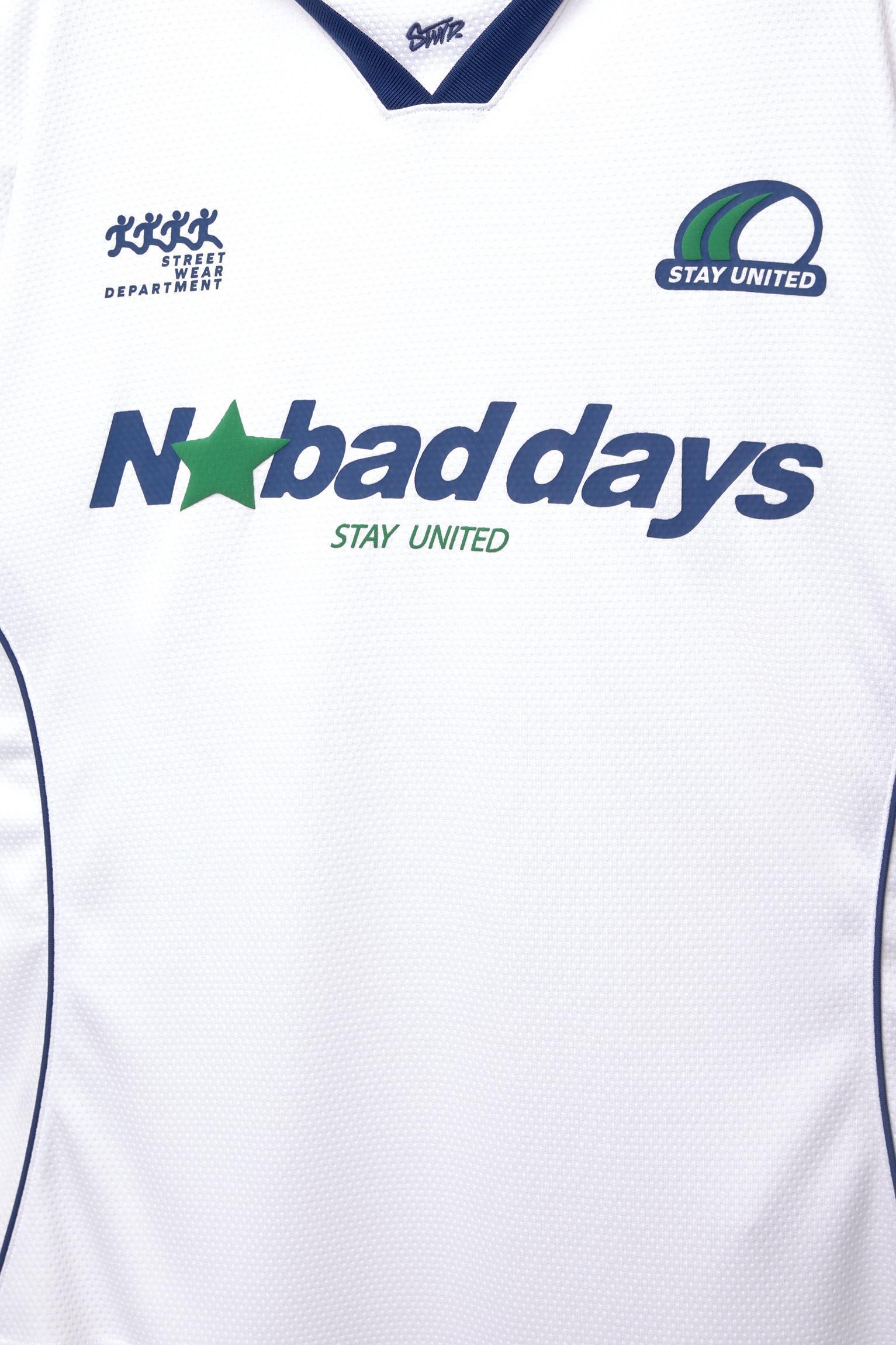 White polo collar T-shirt Product Image