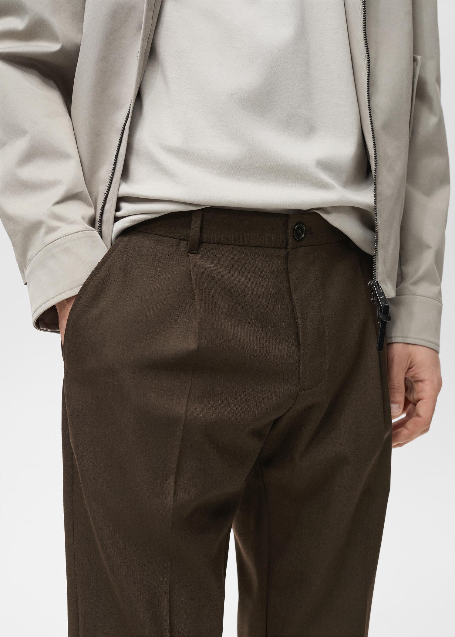 Slim-fit pleated cool wool pants - Men | MANGO USA Product Image