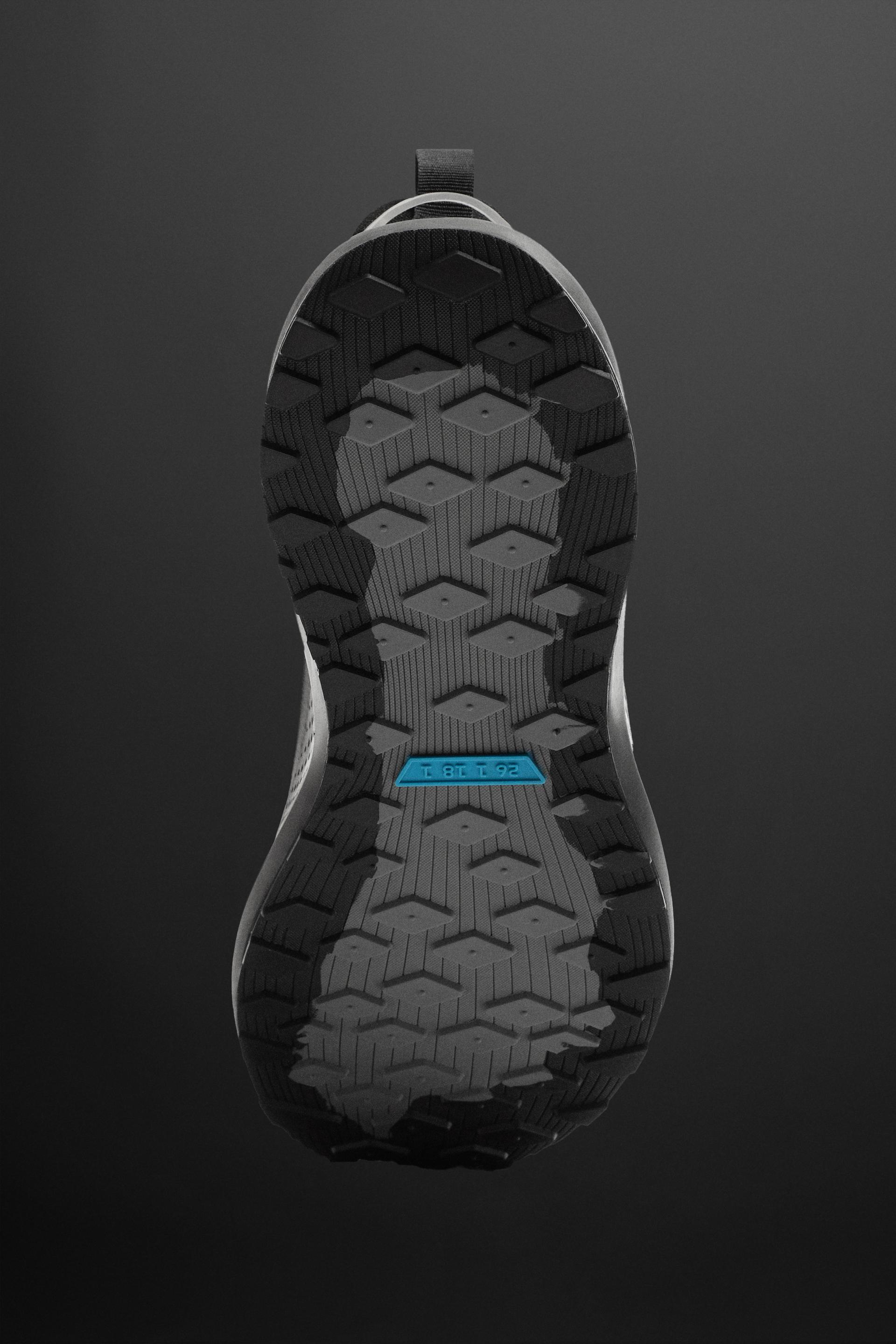 RUNNING SHOE Product Image