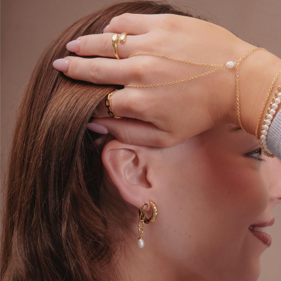 She's A Pearl Hand Chain Product Image