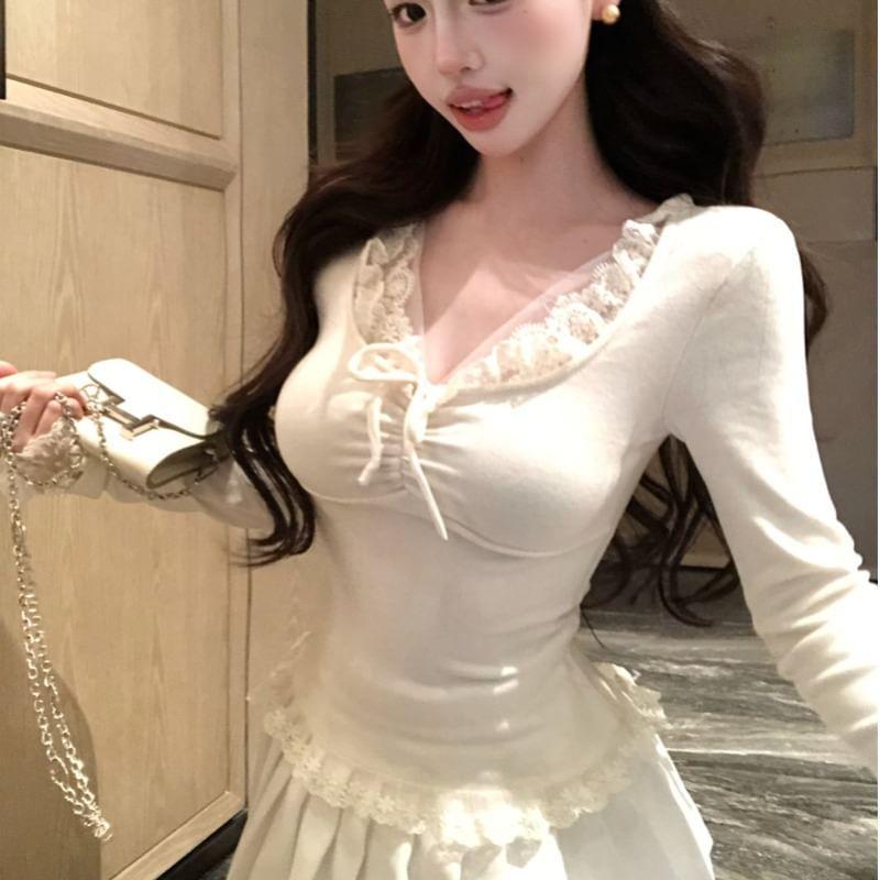 Long-Sleeve V-Neck Floral Trim Plain Crop Top Product Image