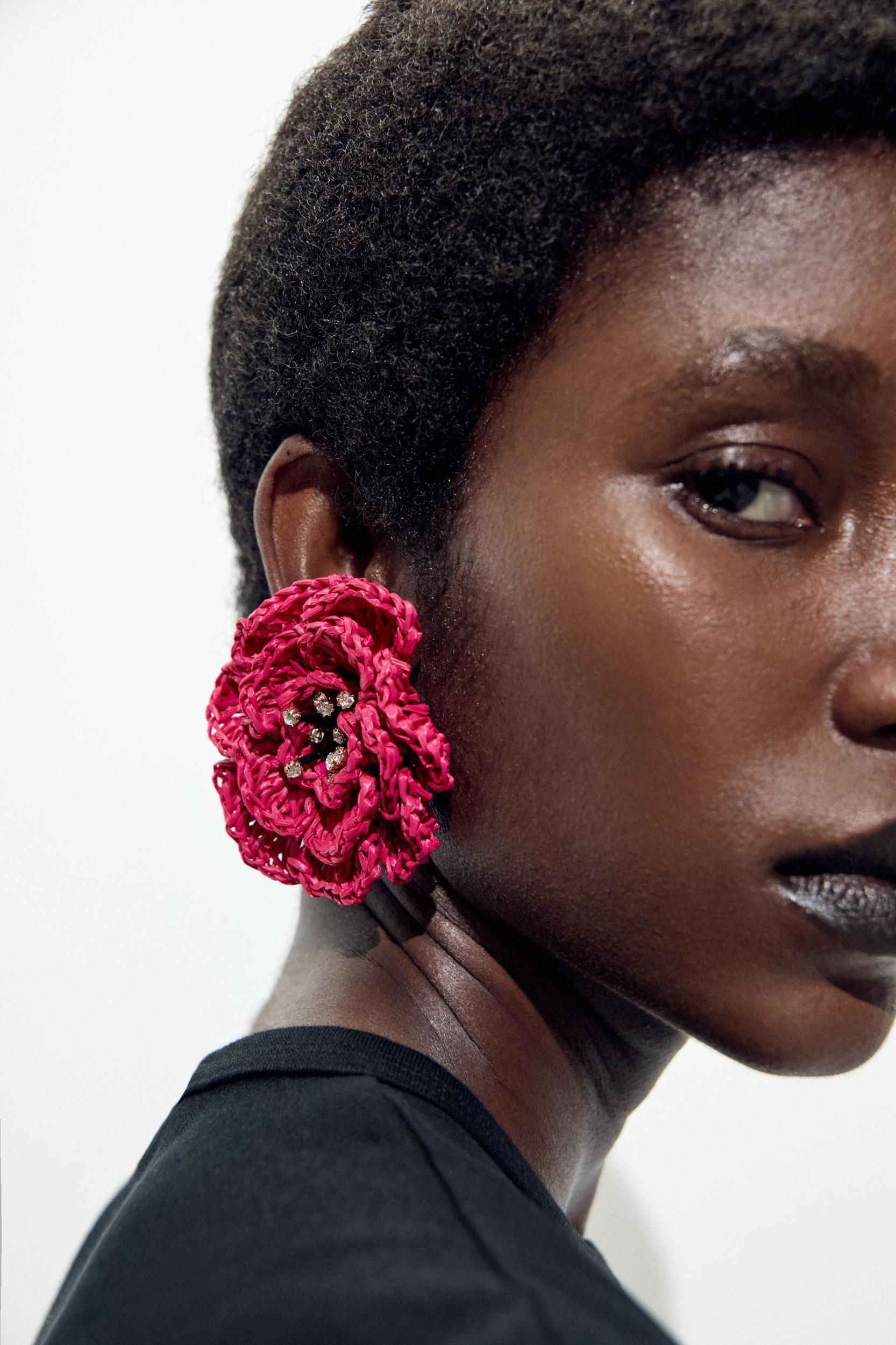 RAFFIA FLOWER SPARKLE EARRINGS Product Image