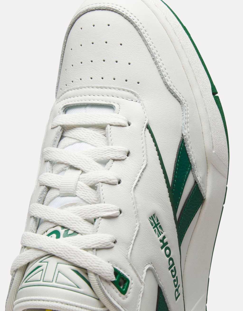 Reebok BB 4000 II sneakers in chalk with green detail Product Image