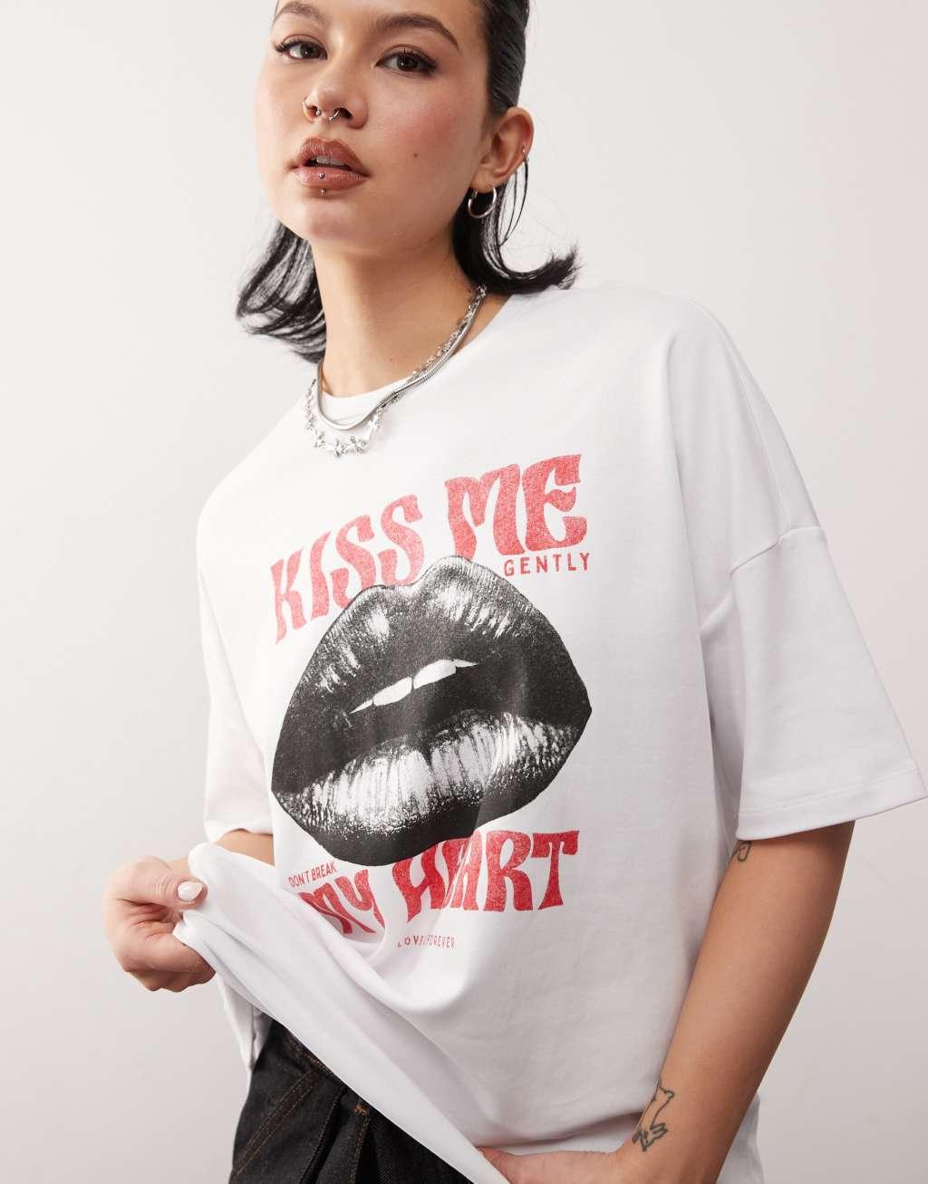 Noisy May oversized T-shirt with Kiss Me print in white Product Image