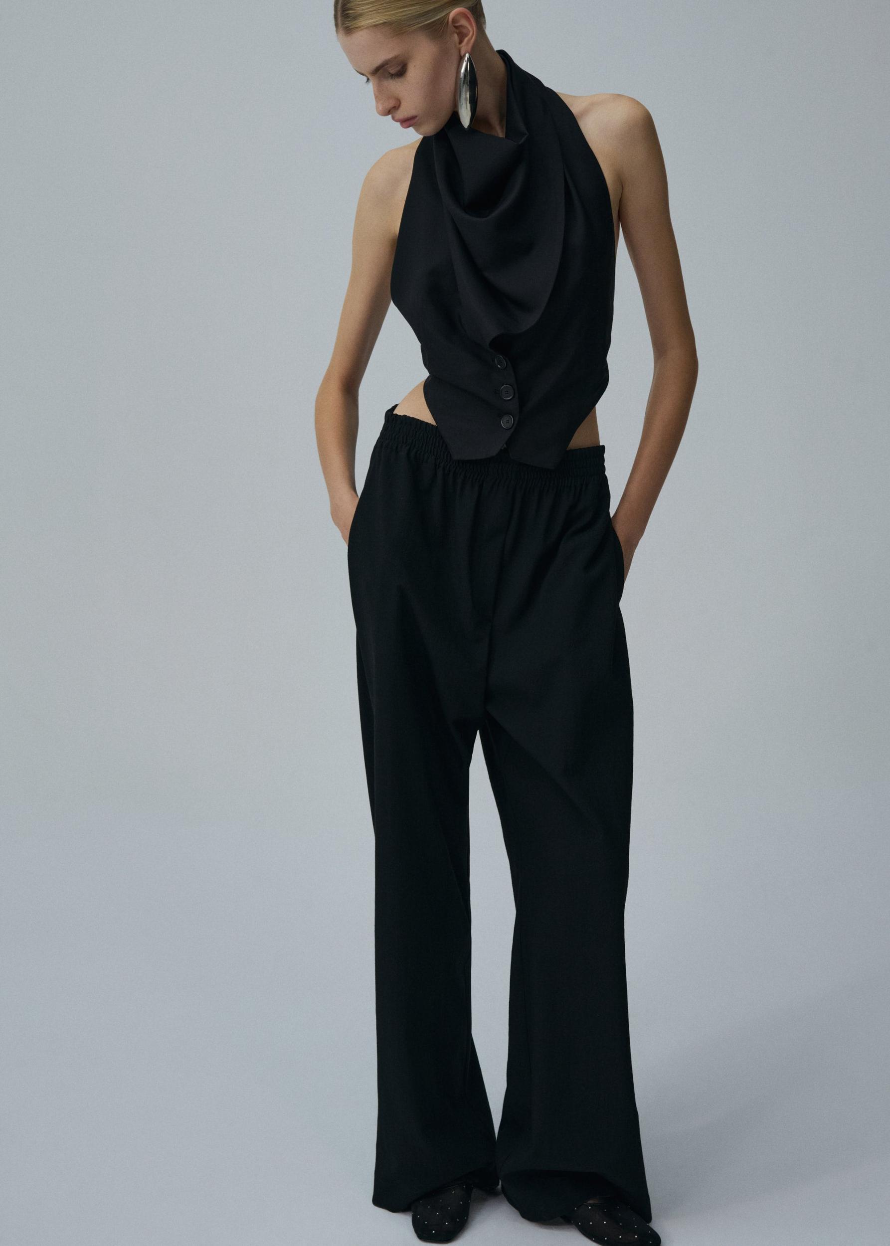 Elastic waistband trousers in black Product Image