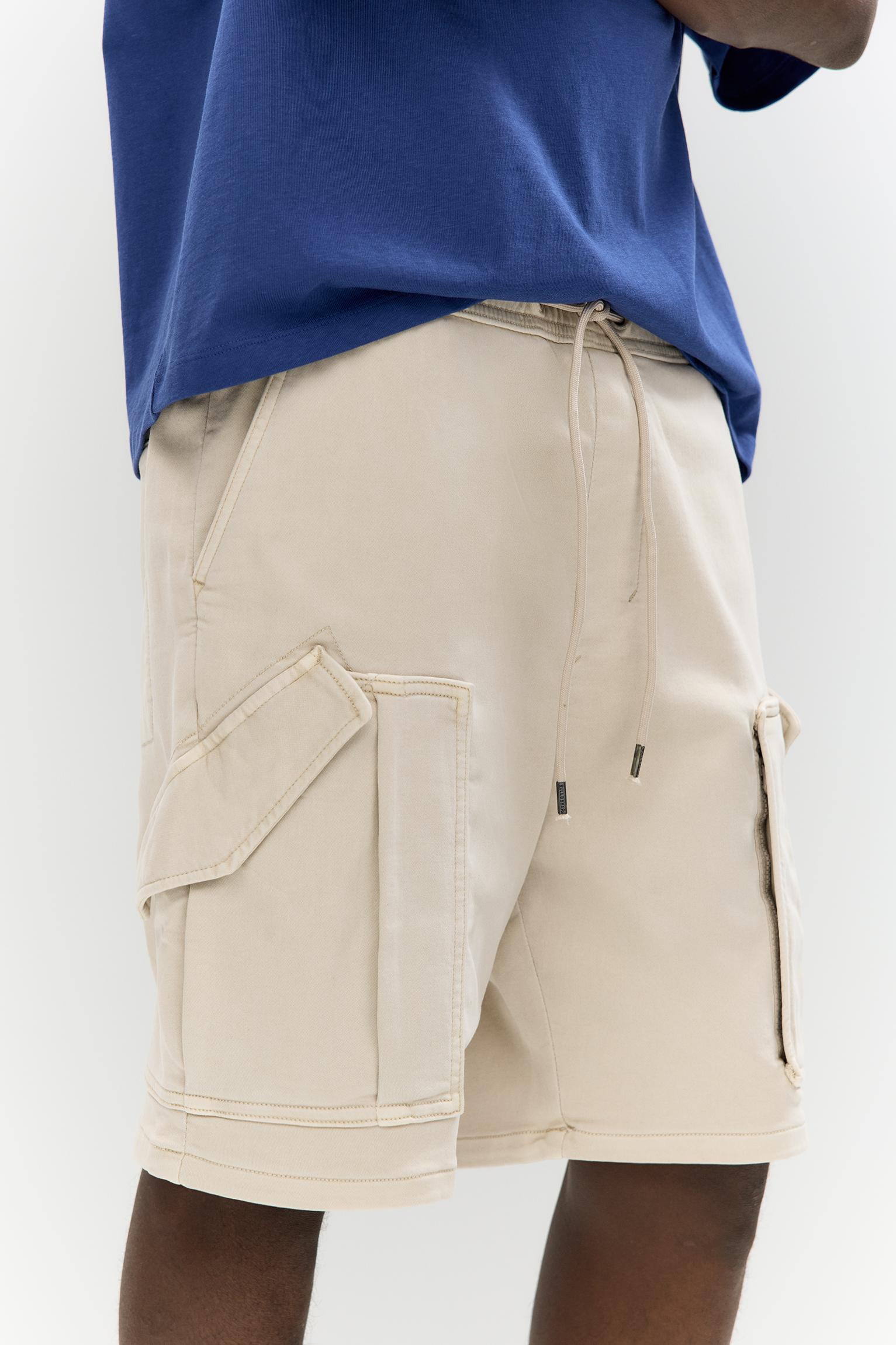 Comfort cargo Bermuda shorts Product Image