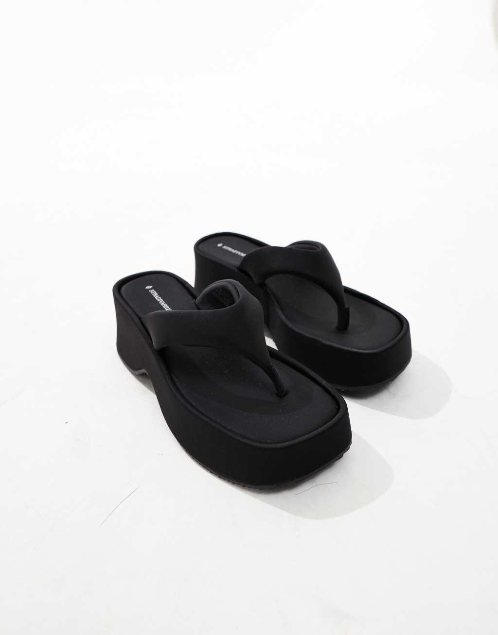 Stradivarius flatform thong sandals in black Product Image