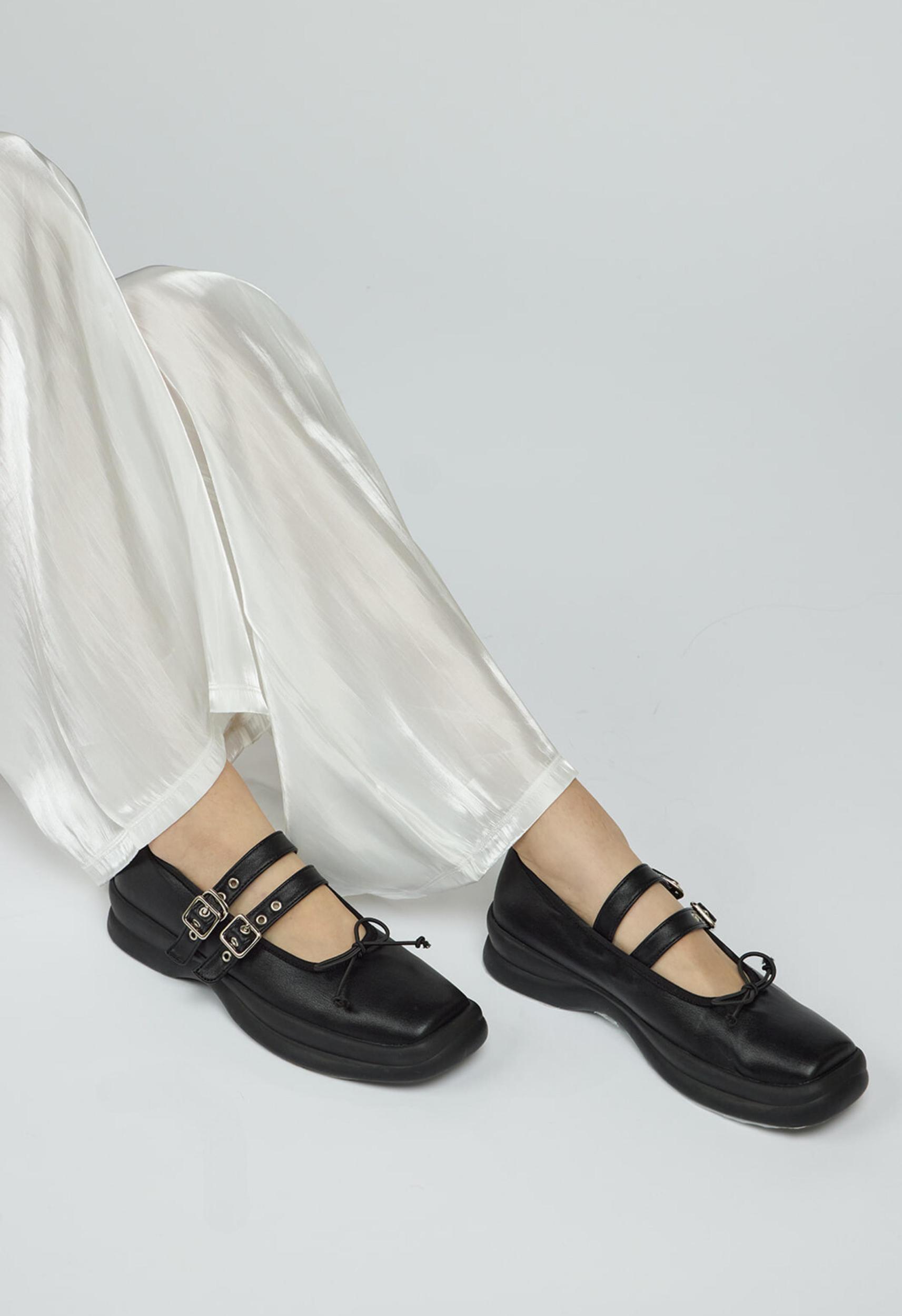 Phapos Flat in Black Product Image