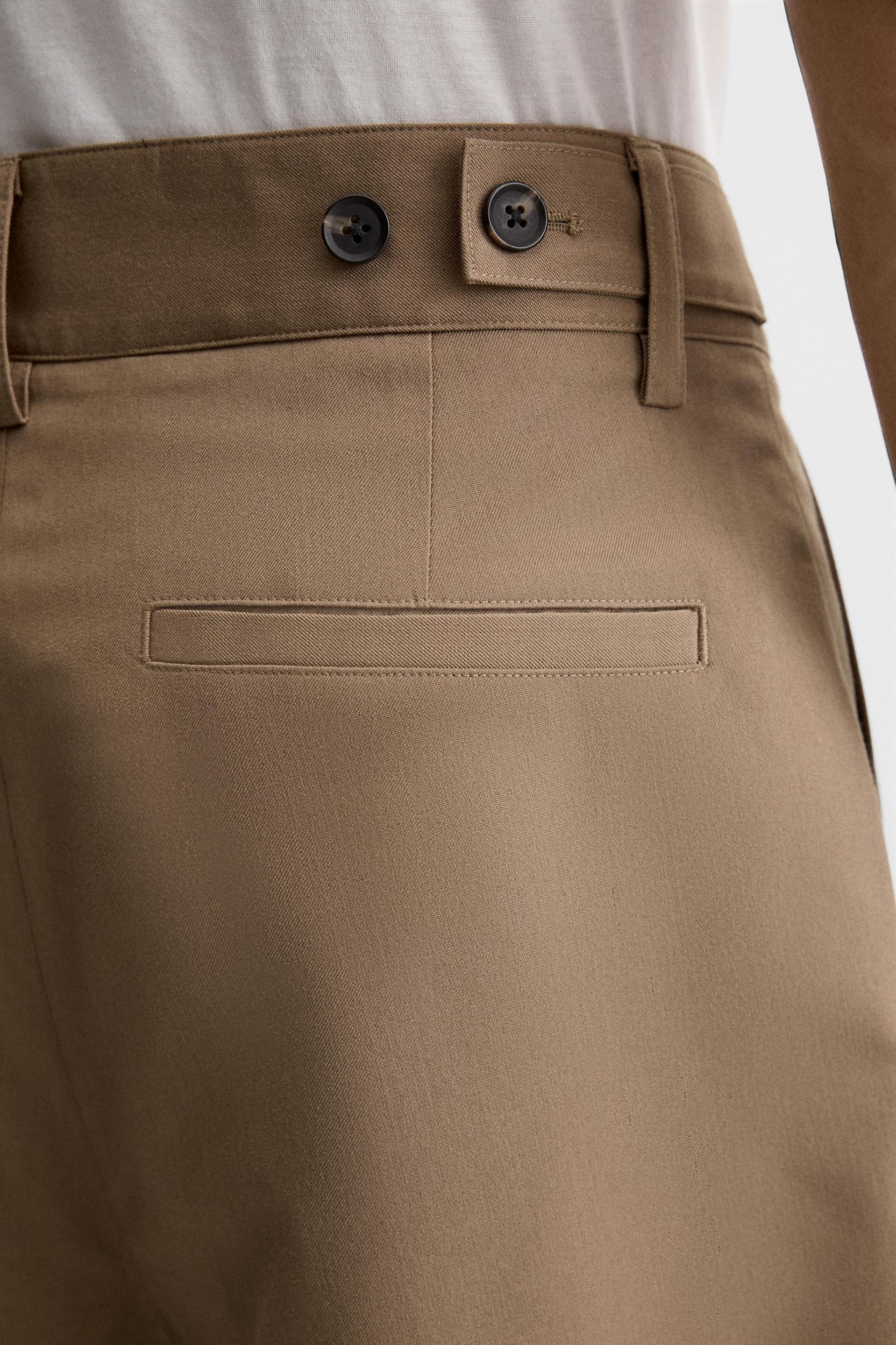 REGULAR FIT SHORTS Product Image