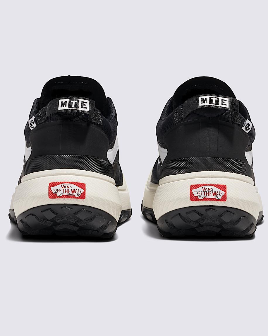 Crosspath Shoe in Black / White| Vans US Product Image