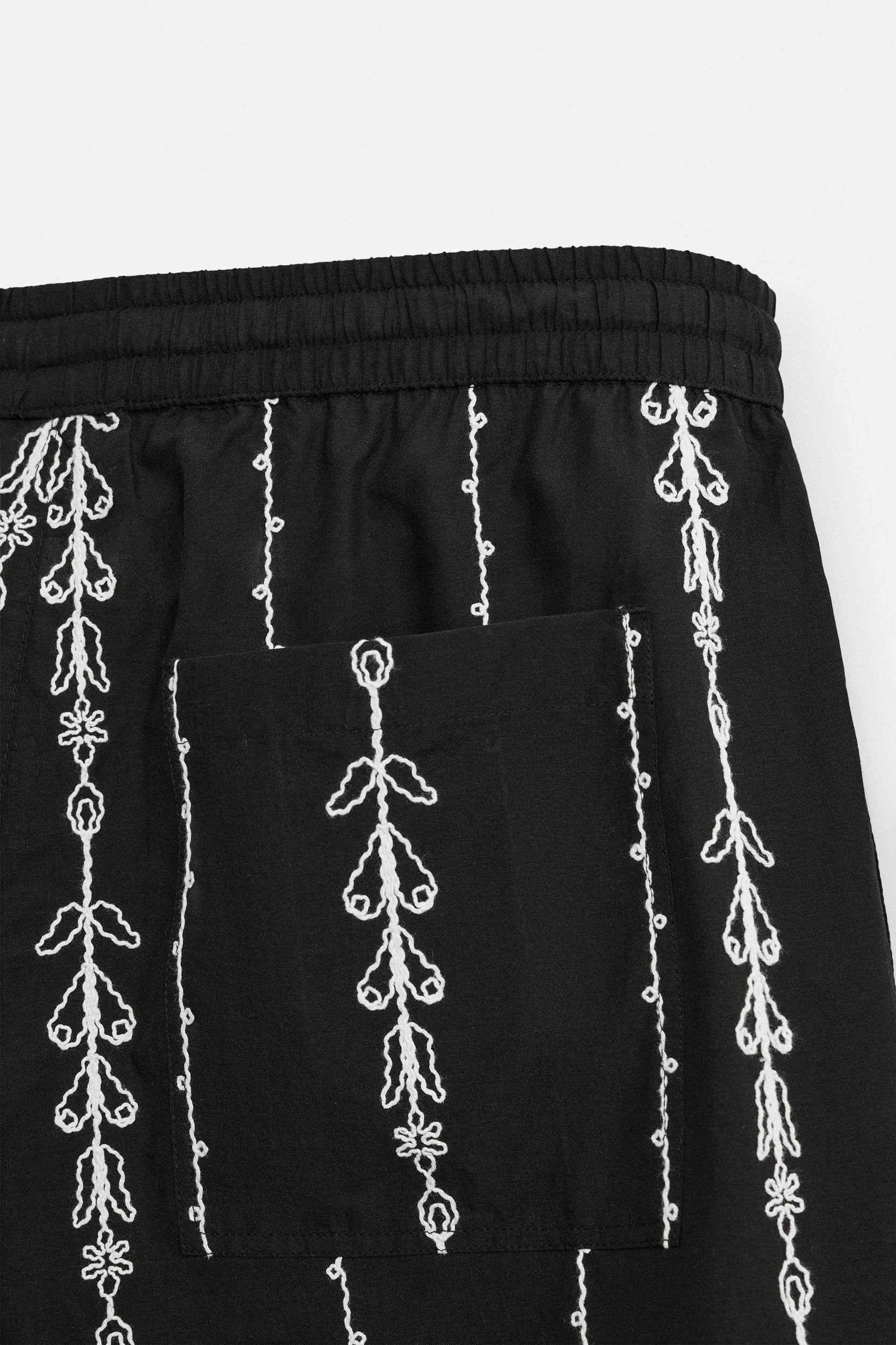 CONTRAST EMBROIDERY SHORTS Product Image