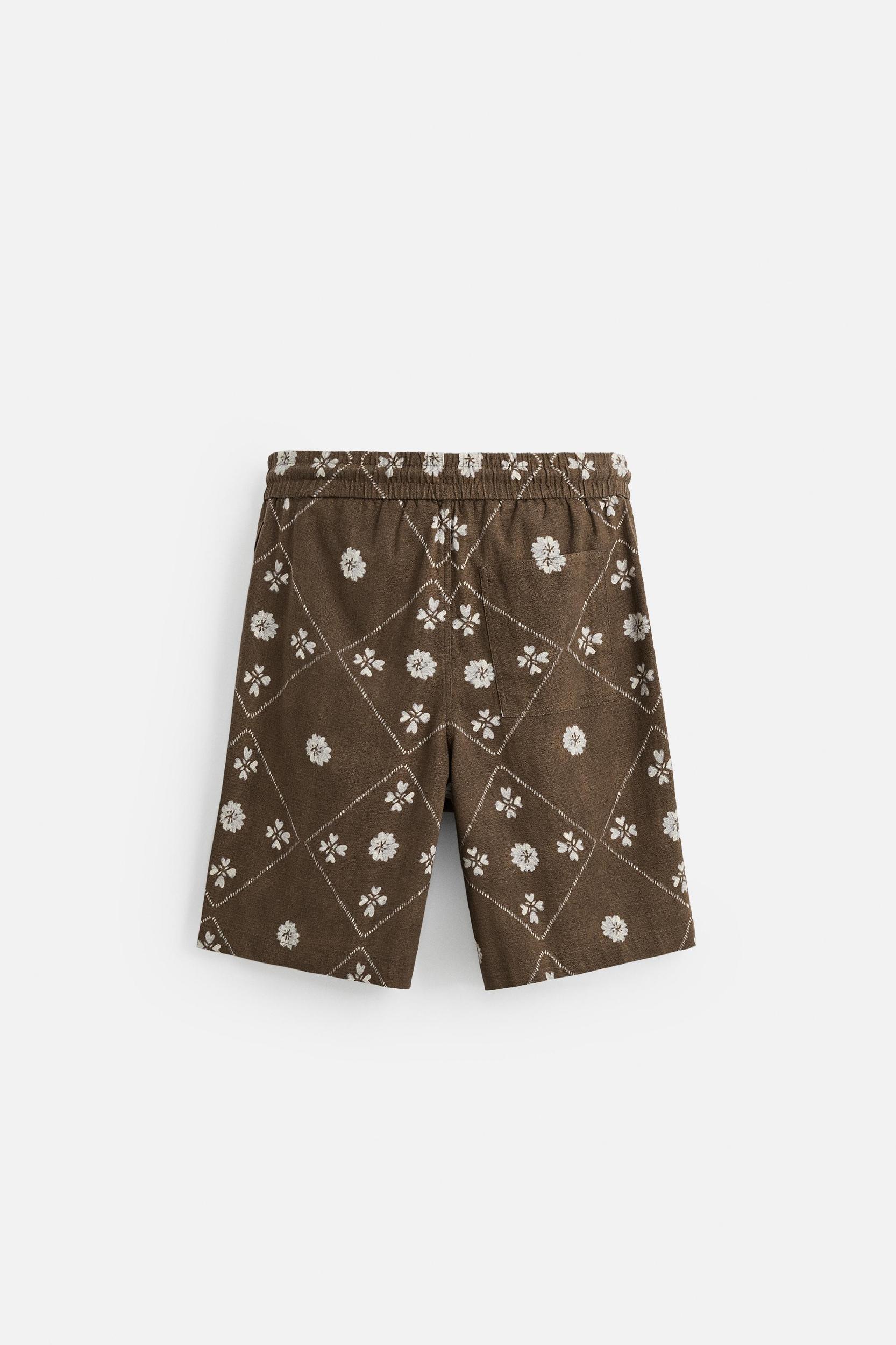 CONTRAST PRINT BERMUDA SHORTS Product Image