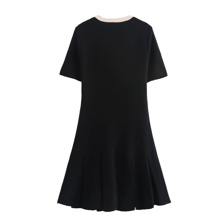 Short-Sleeve Round Neck Contrast Trim Pleated Mini A-Line Dress Product Image