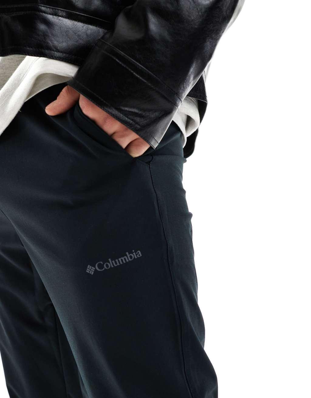 Columbia Columbia Hike sweatpants in black Product Image