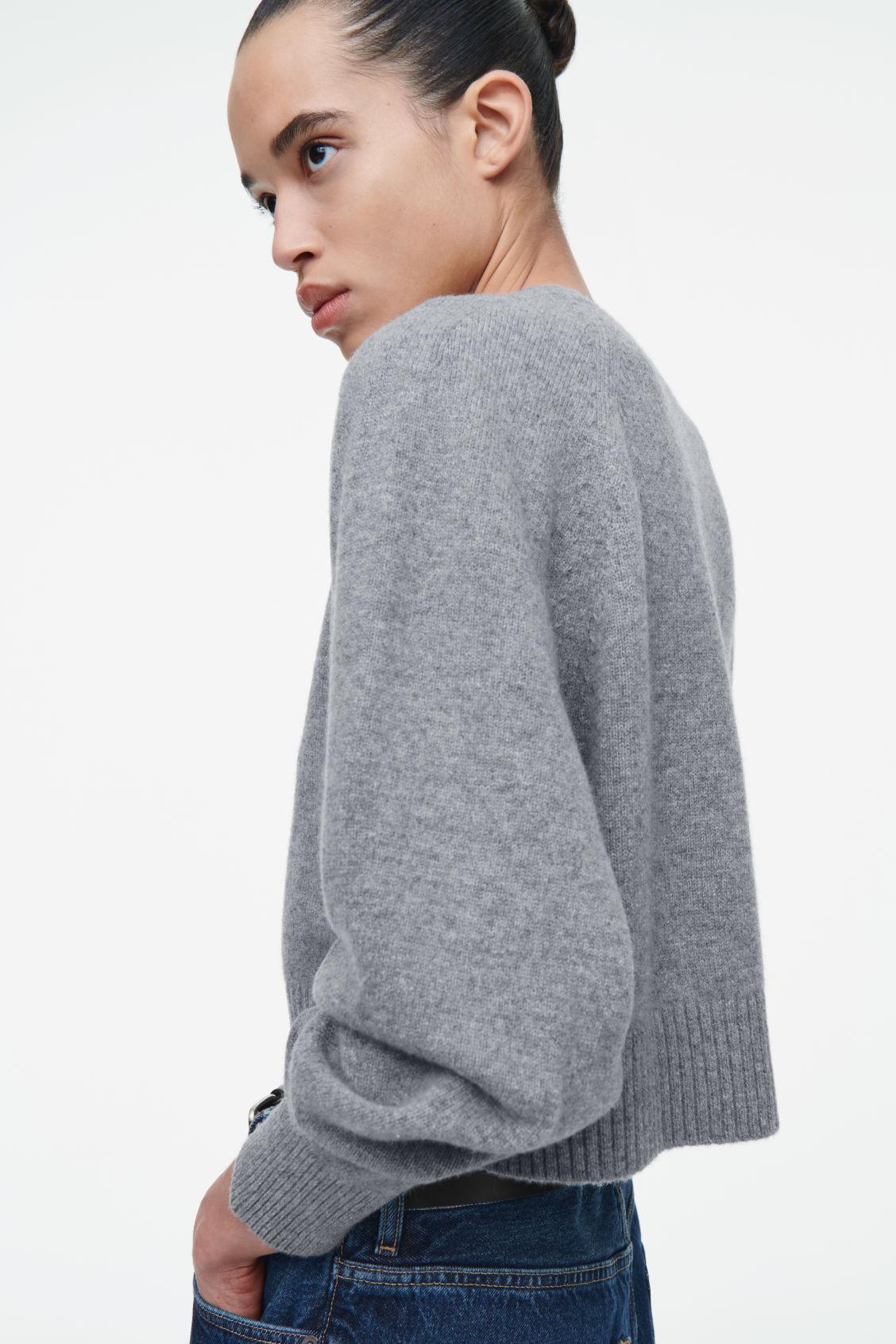 CROPPED WOOL CARDIGAN Product Image