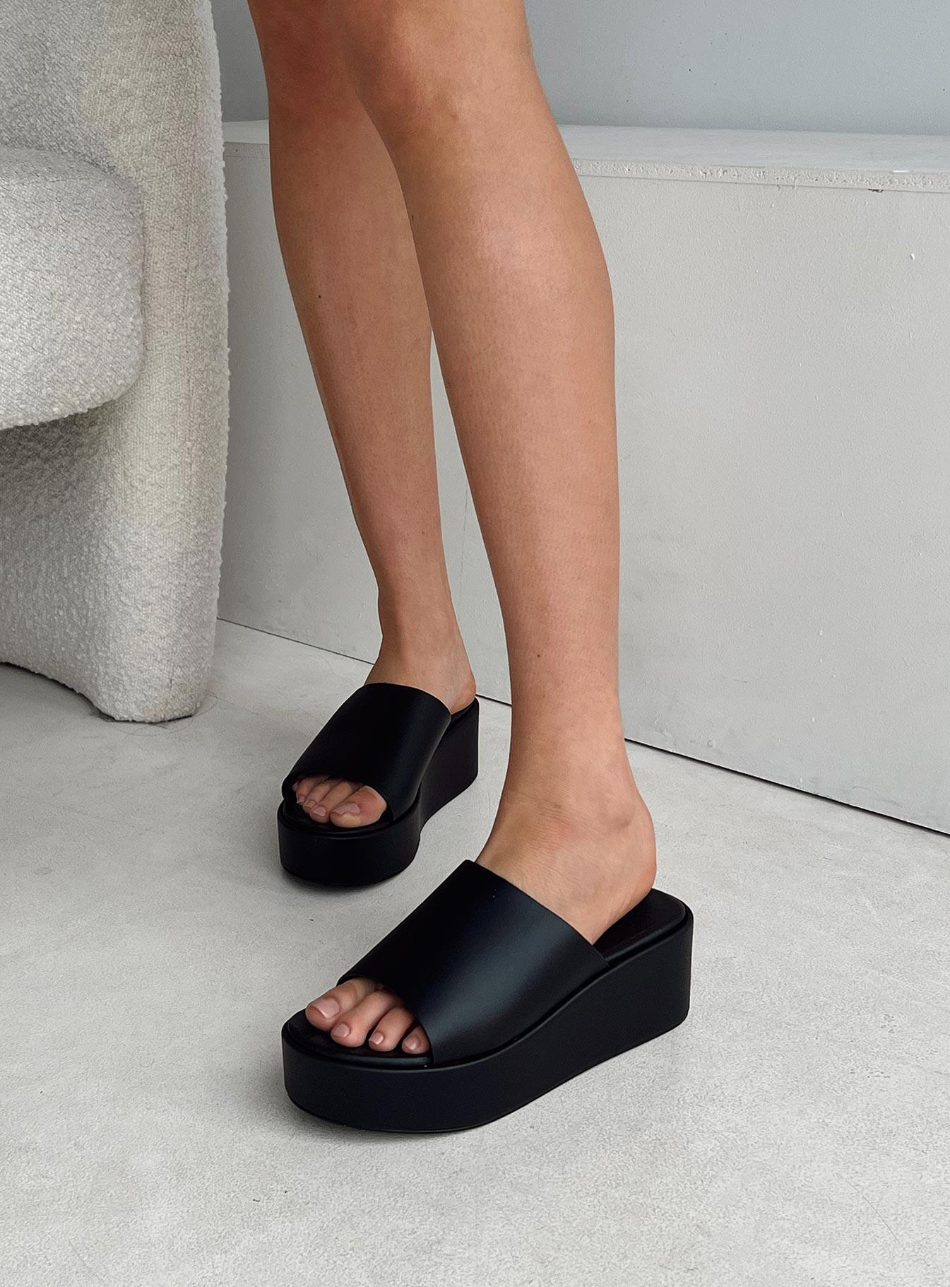 Britta Platform Heels Black Product Image