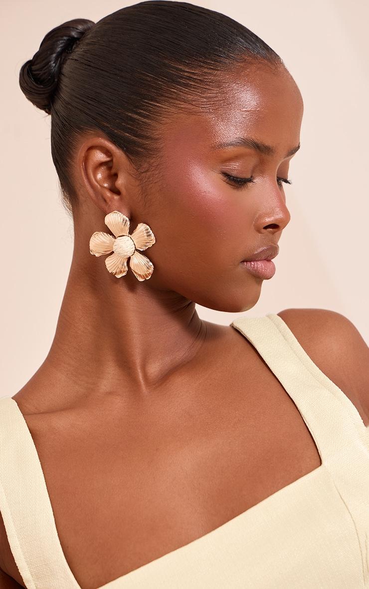 Gold Textured Raffia Centered Floral Earrings Product Image