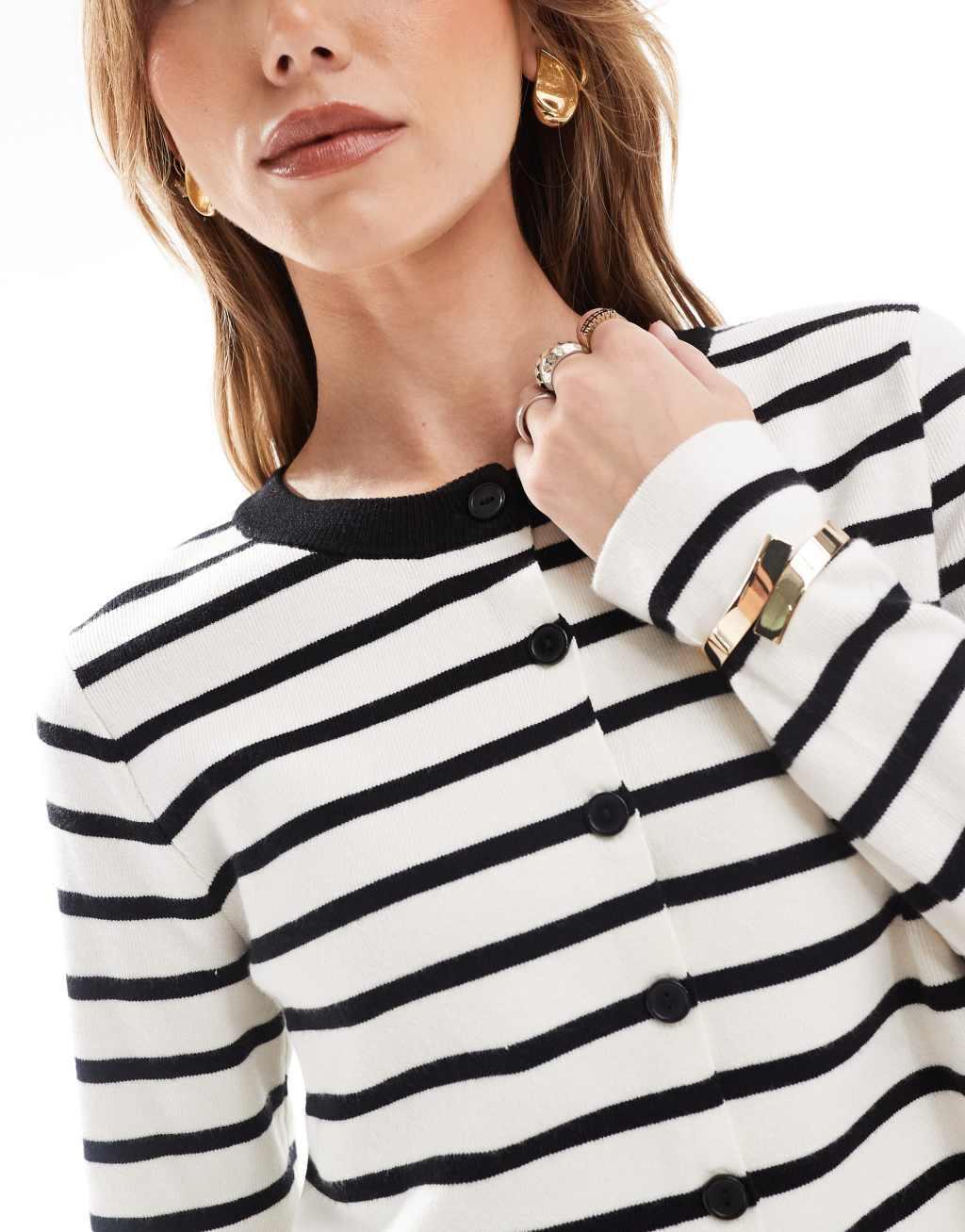 ONLY cropped knitted cardigan in black and white stripes Product Image