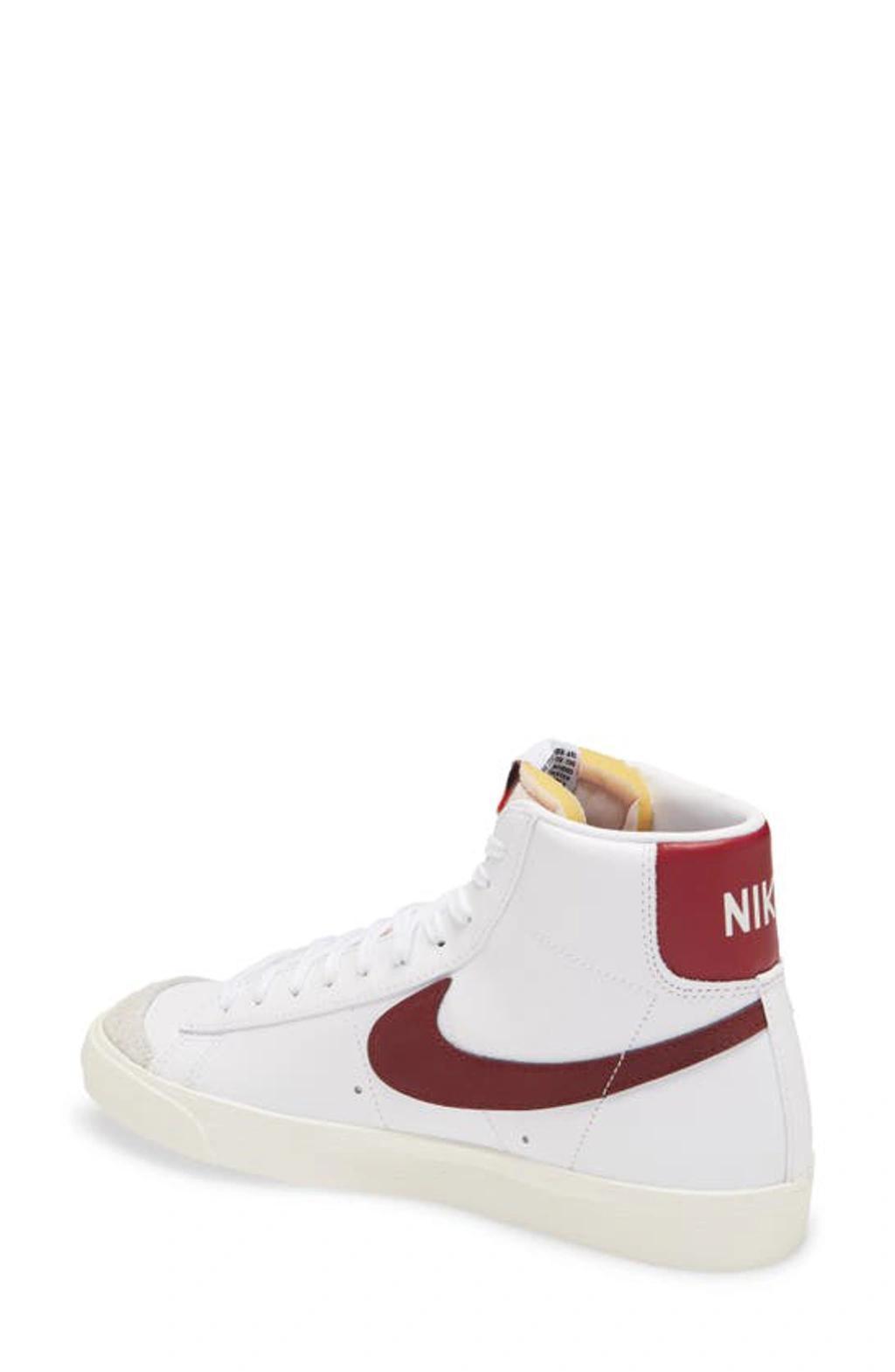 NIKE White & Red Blazer Mid '77 Vintage Sneakers In Weiss Product Image