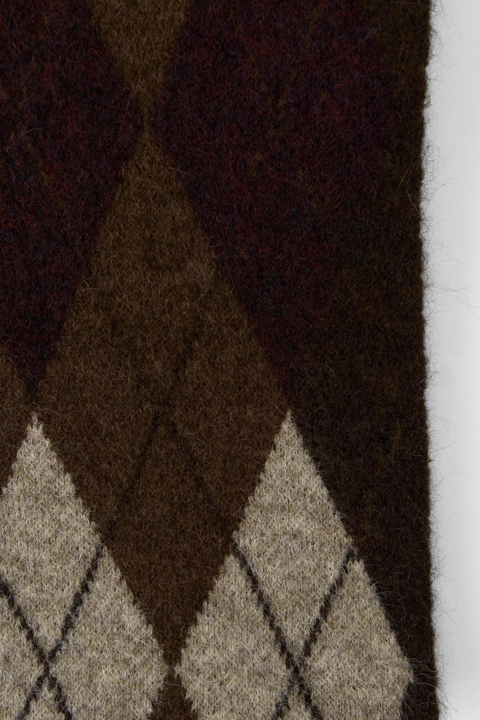 ARGYLE KNIT SCARF Product Image