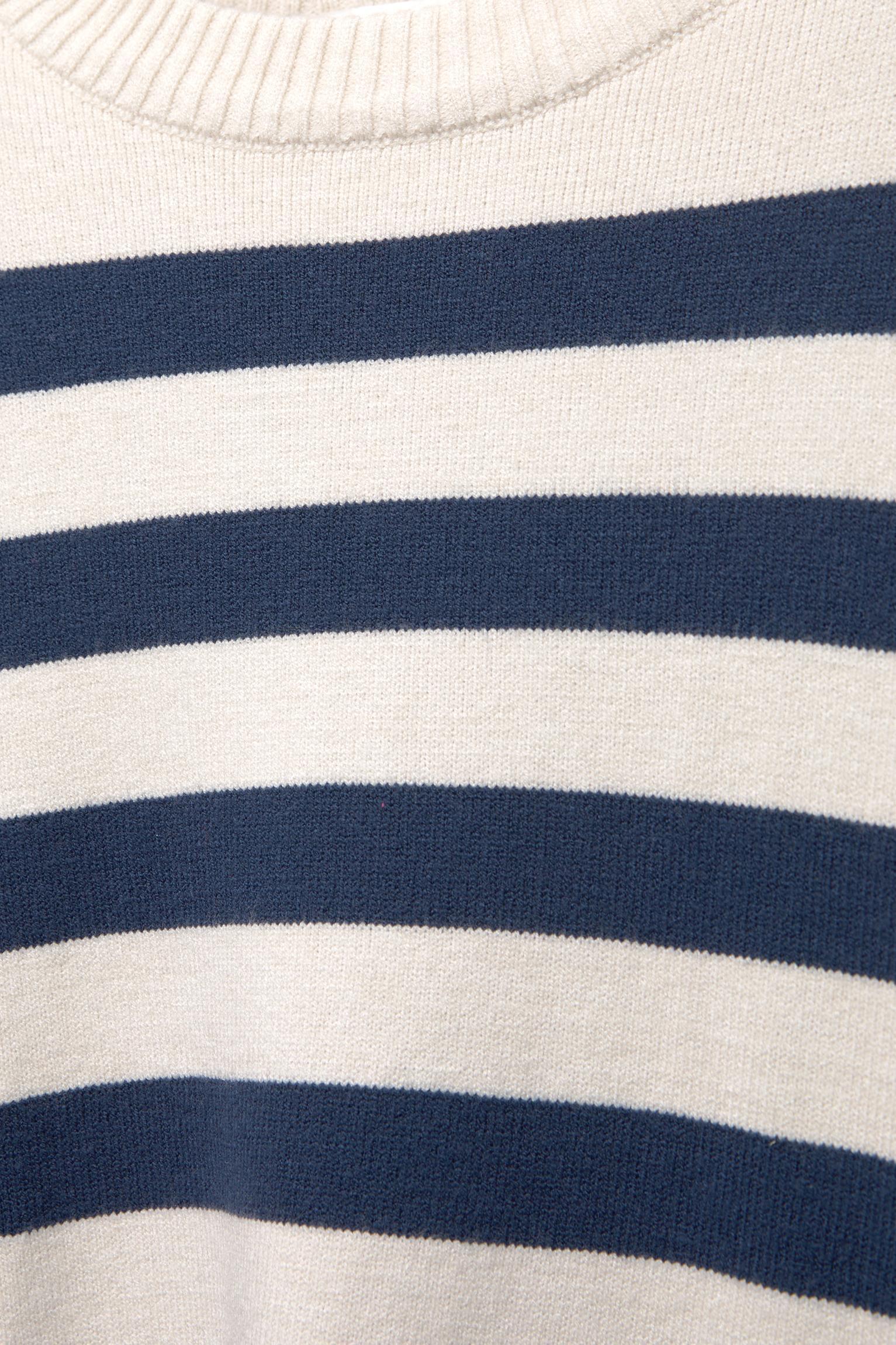 Sweater with wide sleeves Product Image