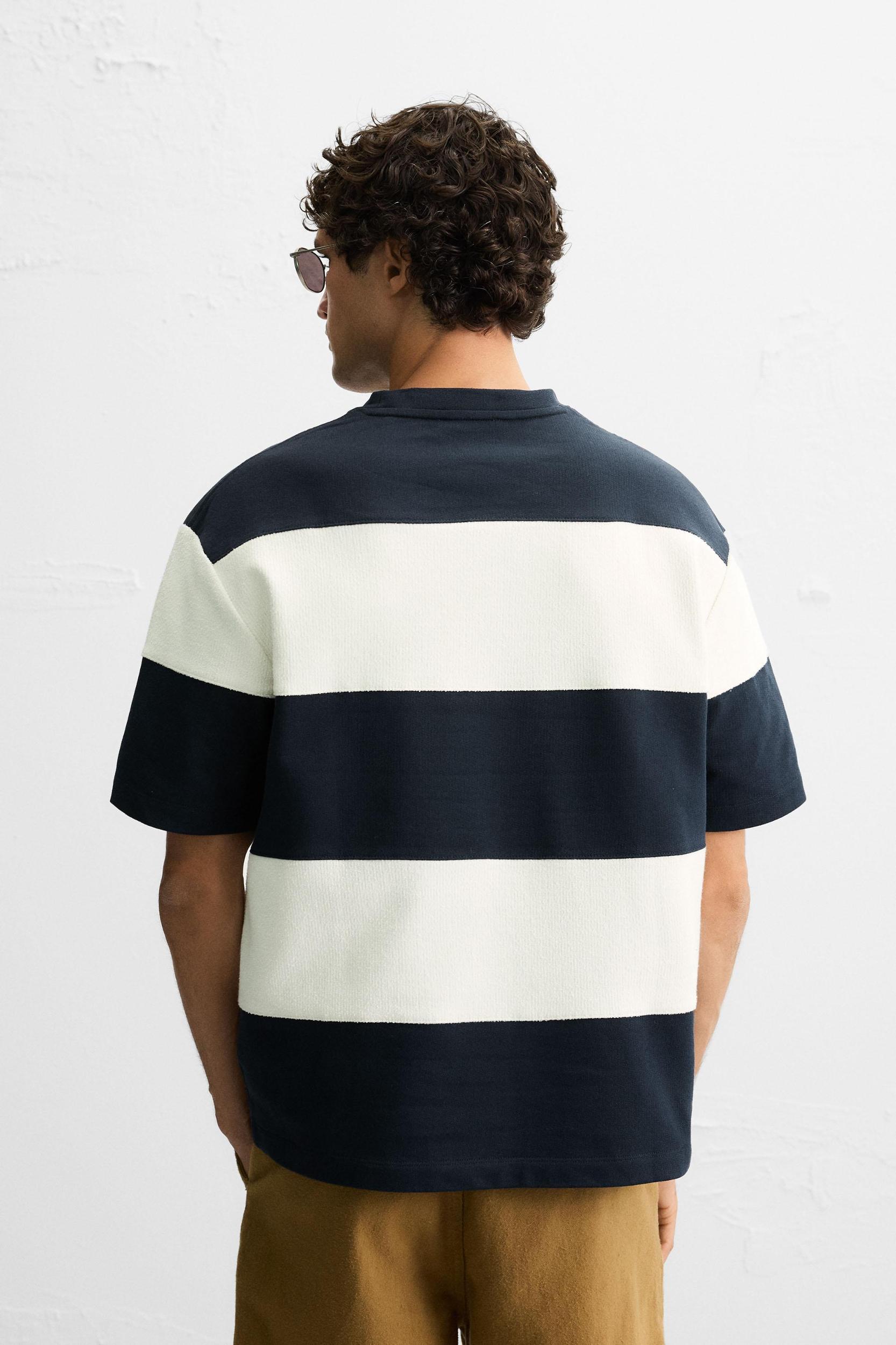 CONTRAST STRIPE SWEATSHIRT Product Image