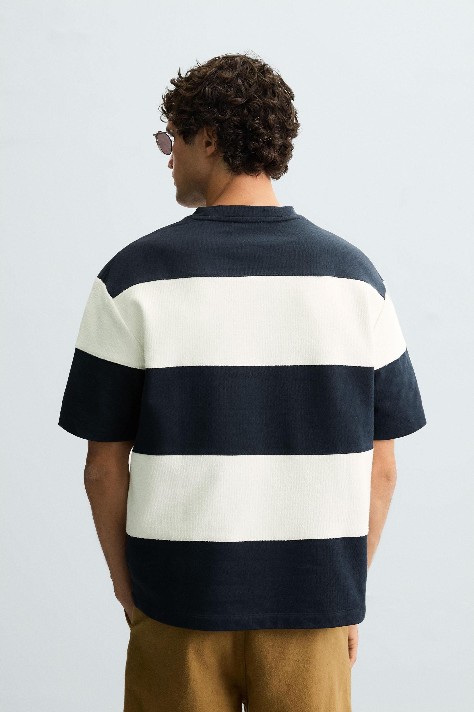 CONTRAST STRIPE SWEATSHIRT Product Image