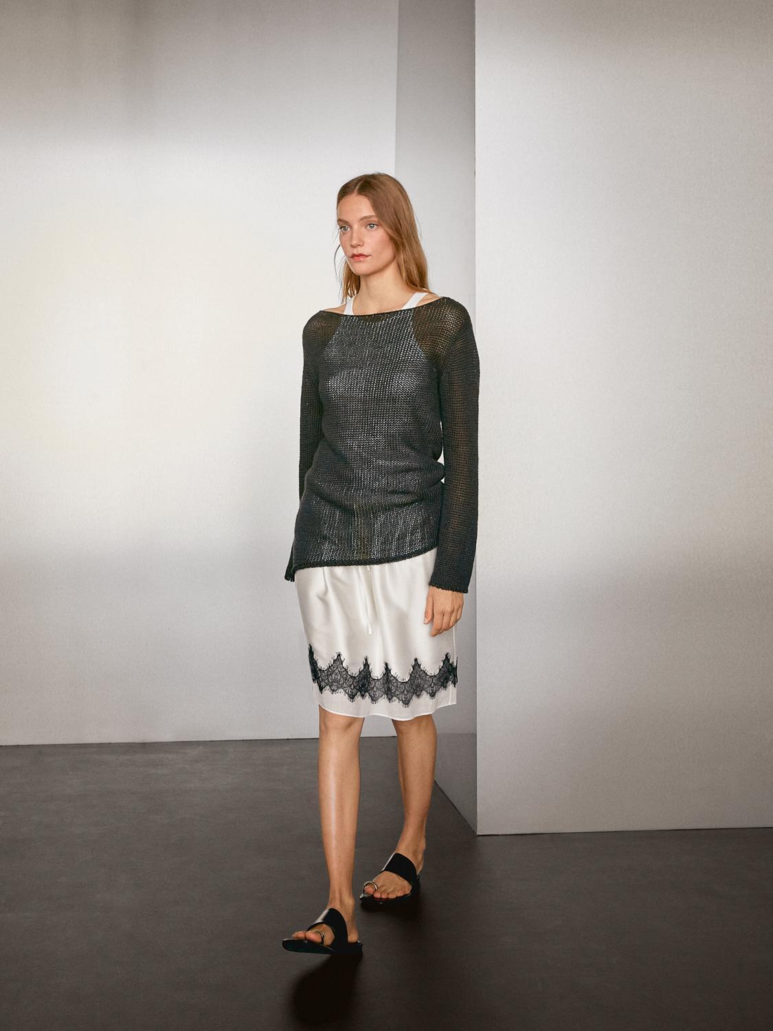 Contrast lace-trimmed skirt Product Image